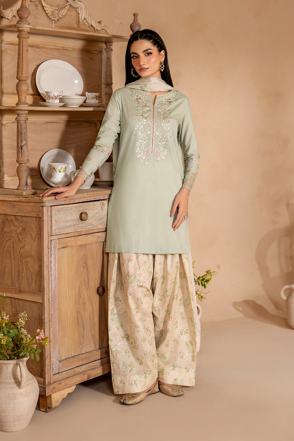 UE-472 Embroidered Lawn