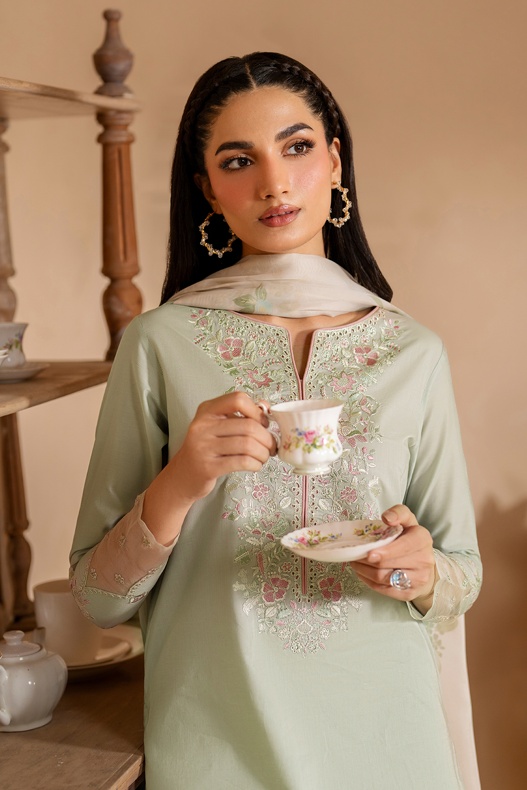 UE-472 Embroidered Lawn