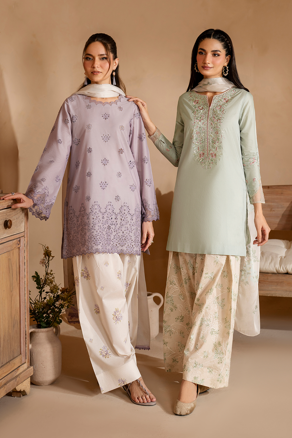 UE-472 Embroidered Lawn