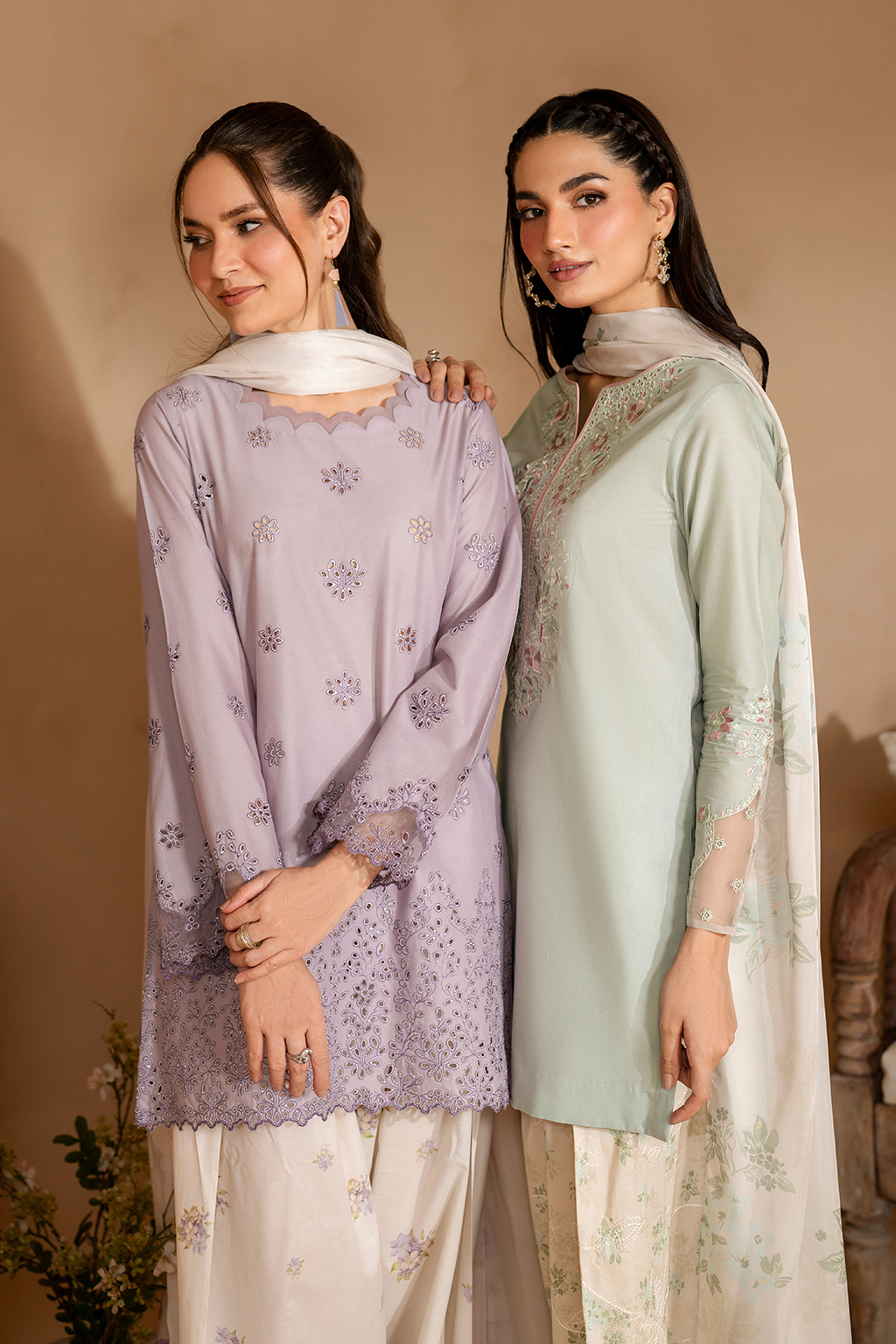 UE-472 Embroidered Lawn
