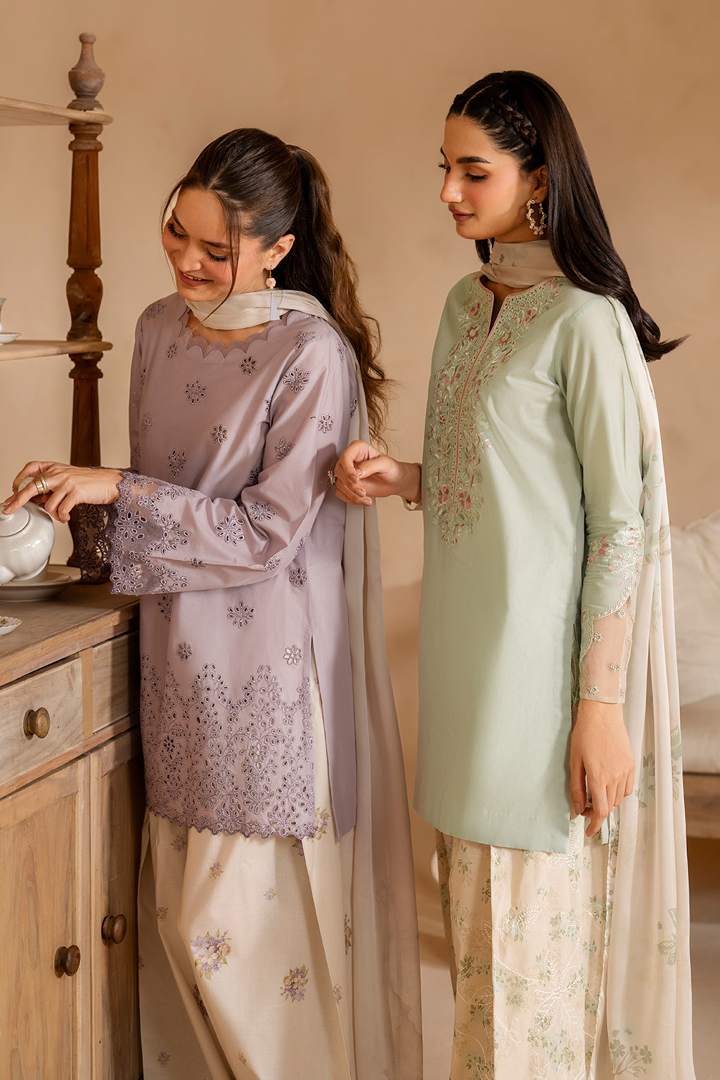 UE-472 Embroidered Lawn