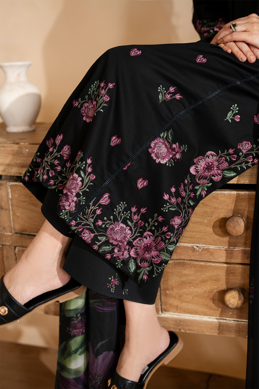 UE-477 Embroidered Lawn