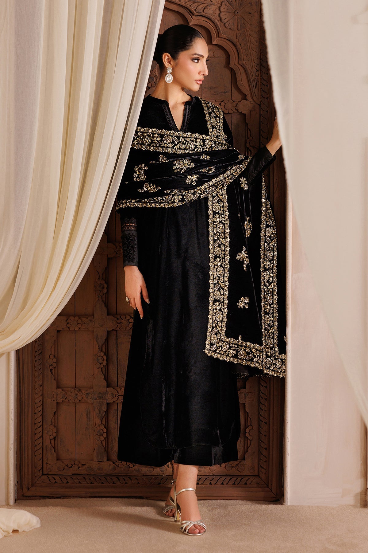 EMBROIDERED VELVET SHAWL VS-71