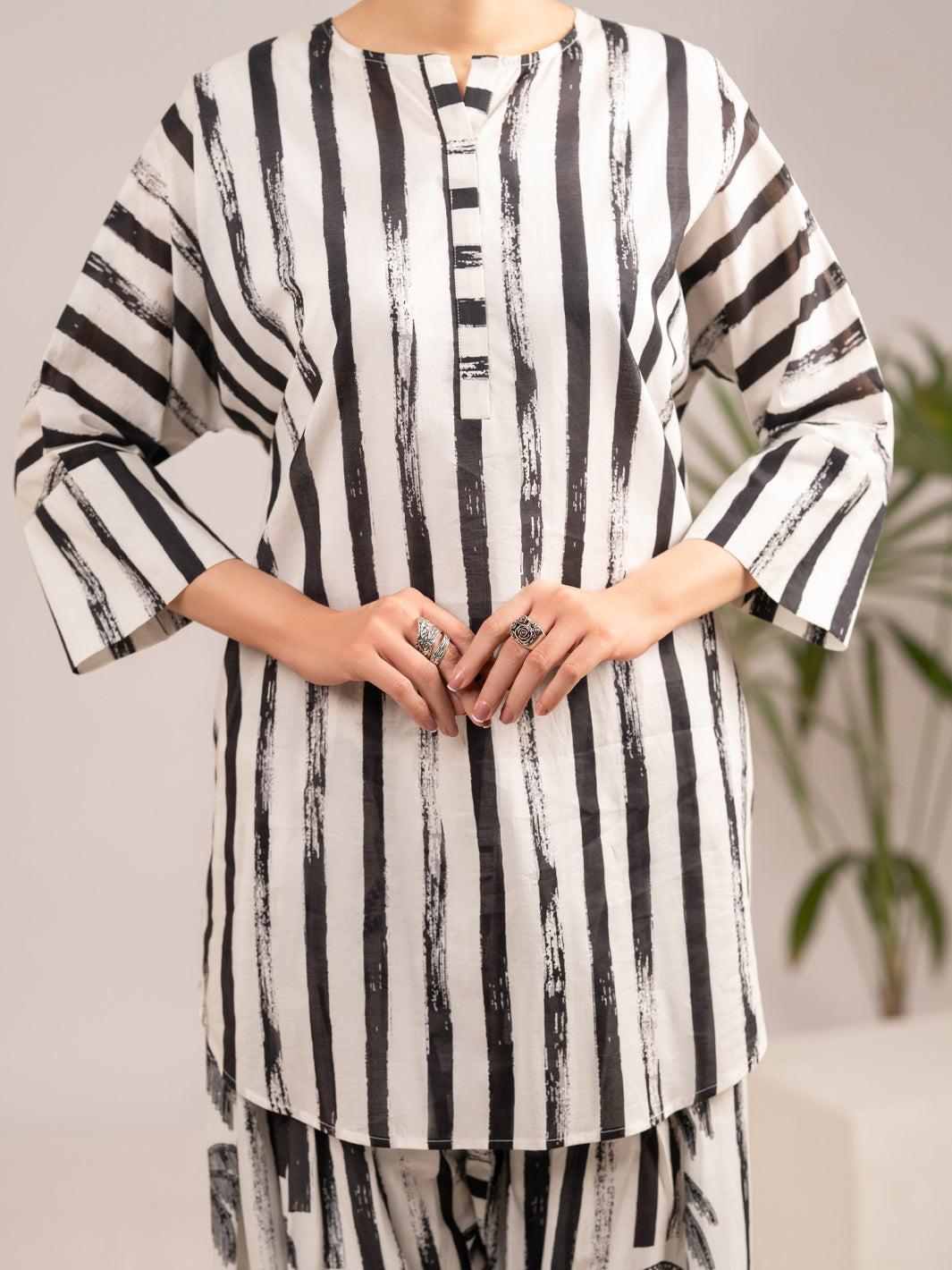 Black & White Lawn 2Pc Stitched - AL-2PS-LKS-1111