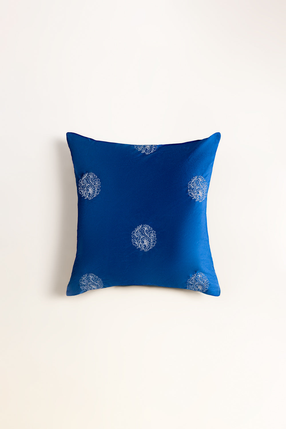 Vec-020 Velvet Embroidered Cushion Cover