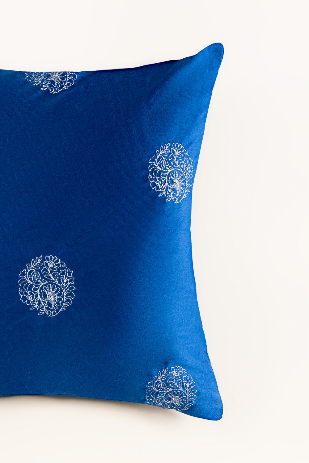 Vec-020 Velvet Embroidered Cushion Cover