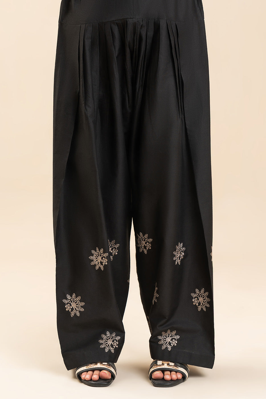 EMBROIDERED CAMBRIC BOTTOM (PRET)