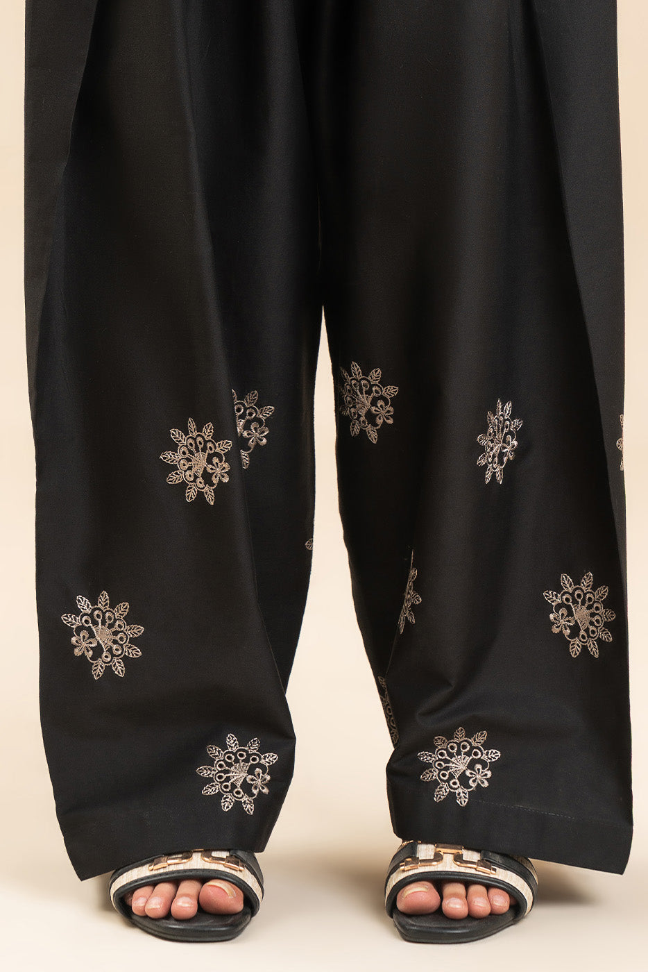 EMBROIDERED CAMBRIC BOTTOM (PRET)