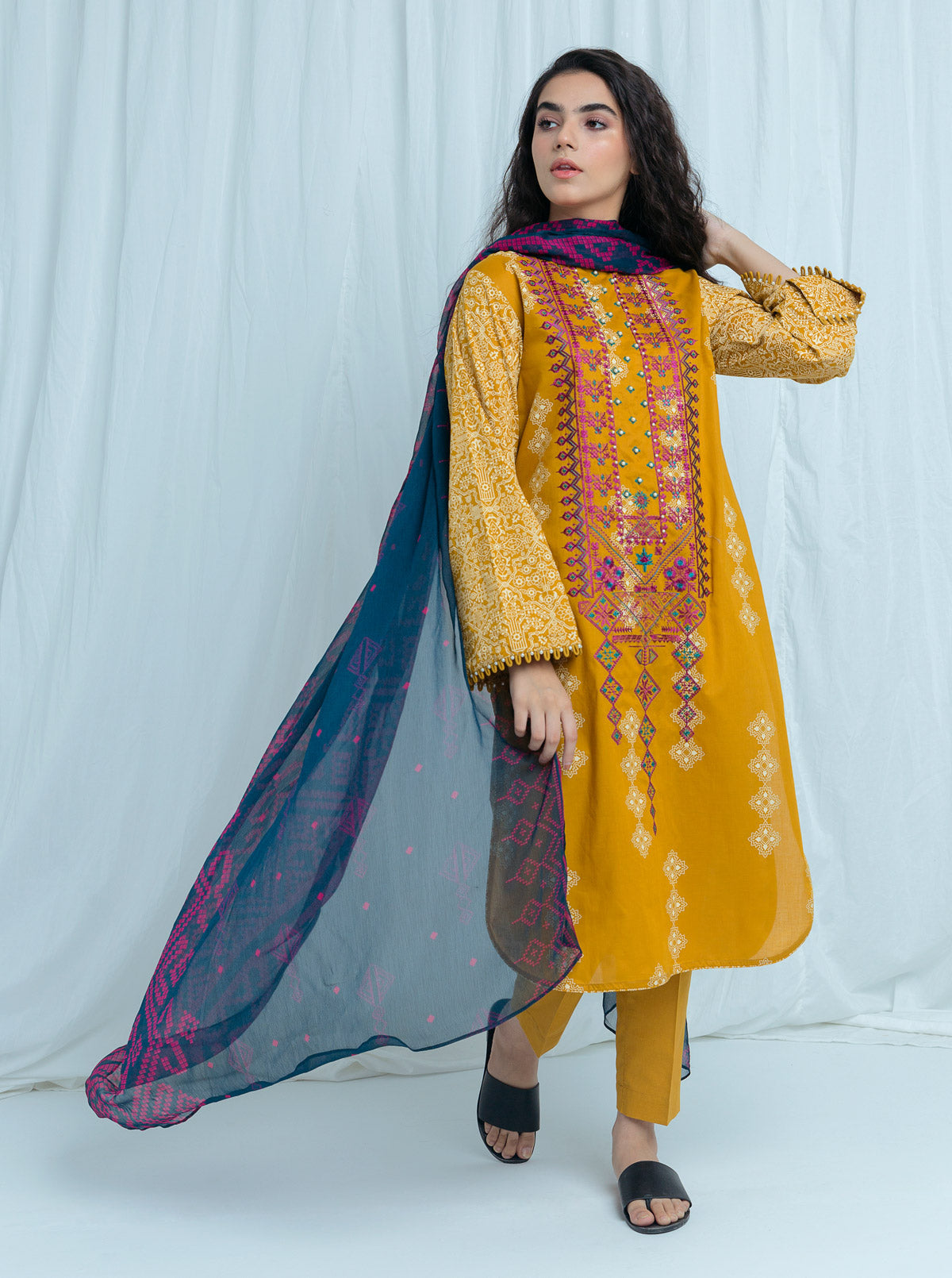 Golden Gypsy-Embroidered-3 Pc (Unstitched)