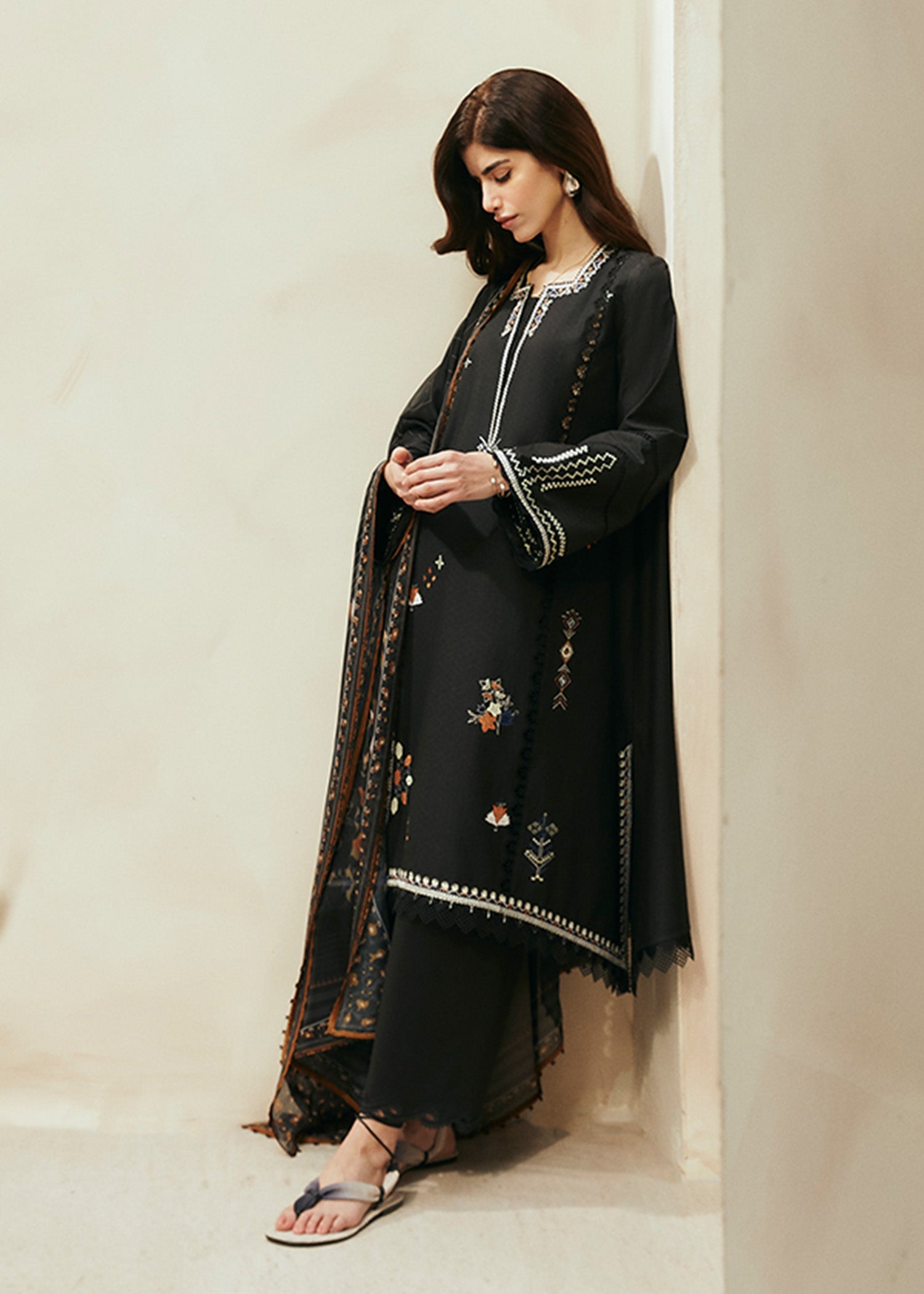 https://cdn.shopify.com/s/files/1/1146/5868/files/Black02_267de6c0-03f8-4828-976d-727f40246ca6.jpg?v=1715952303