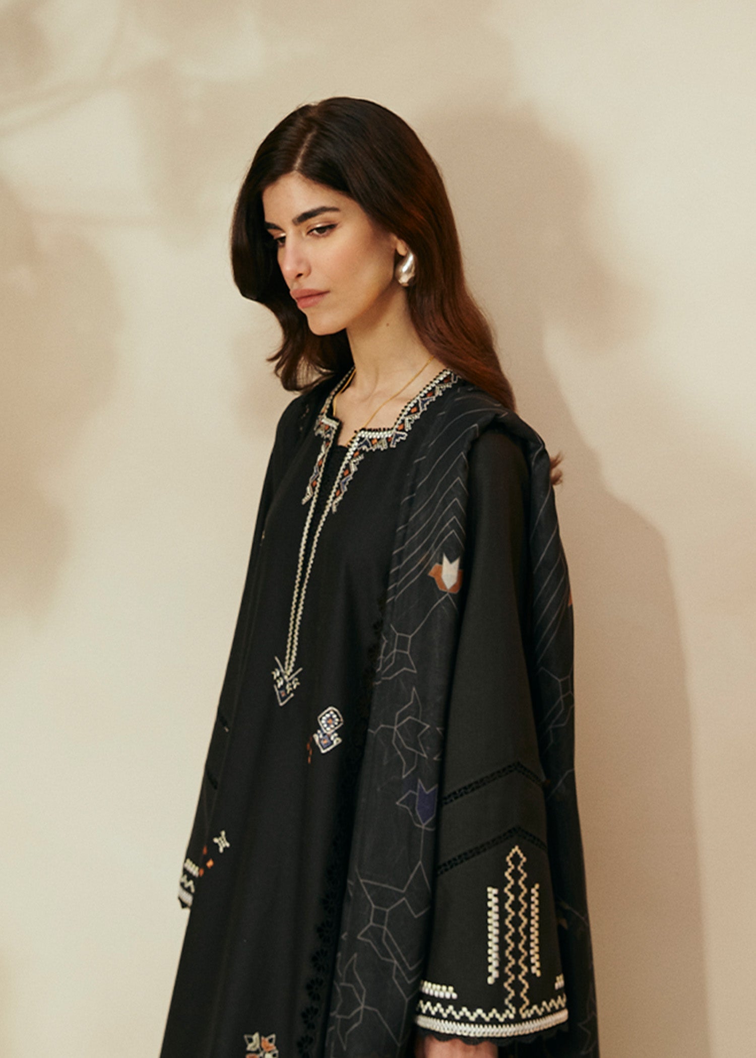 https://cdn.shopify.com/s/files/1/1146/5868/files/Black03_f86a598f-6de6-46d6-b8ec-c8f8de928165.jpg?v=1715952303