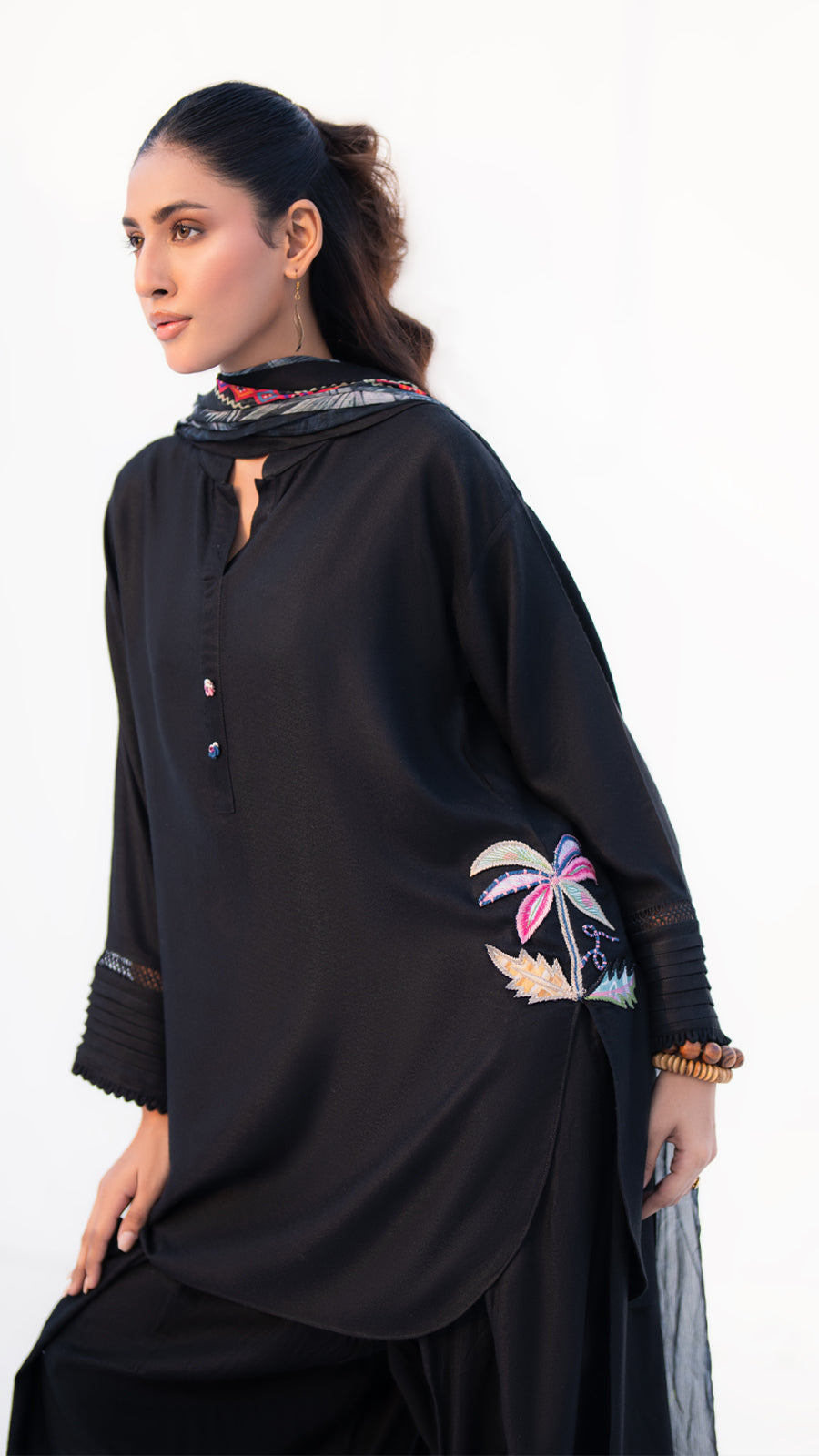 https://cdn.shopify.com/s/files/1/0654/4313/5706/files/Black_2.jpg?v=1733997472