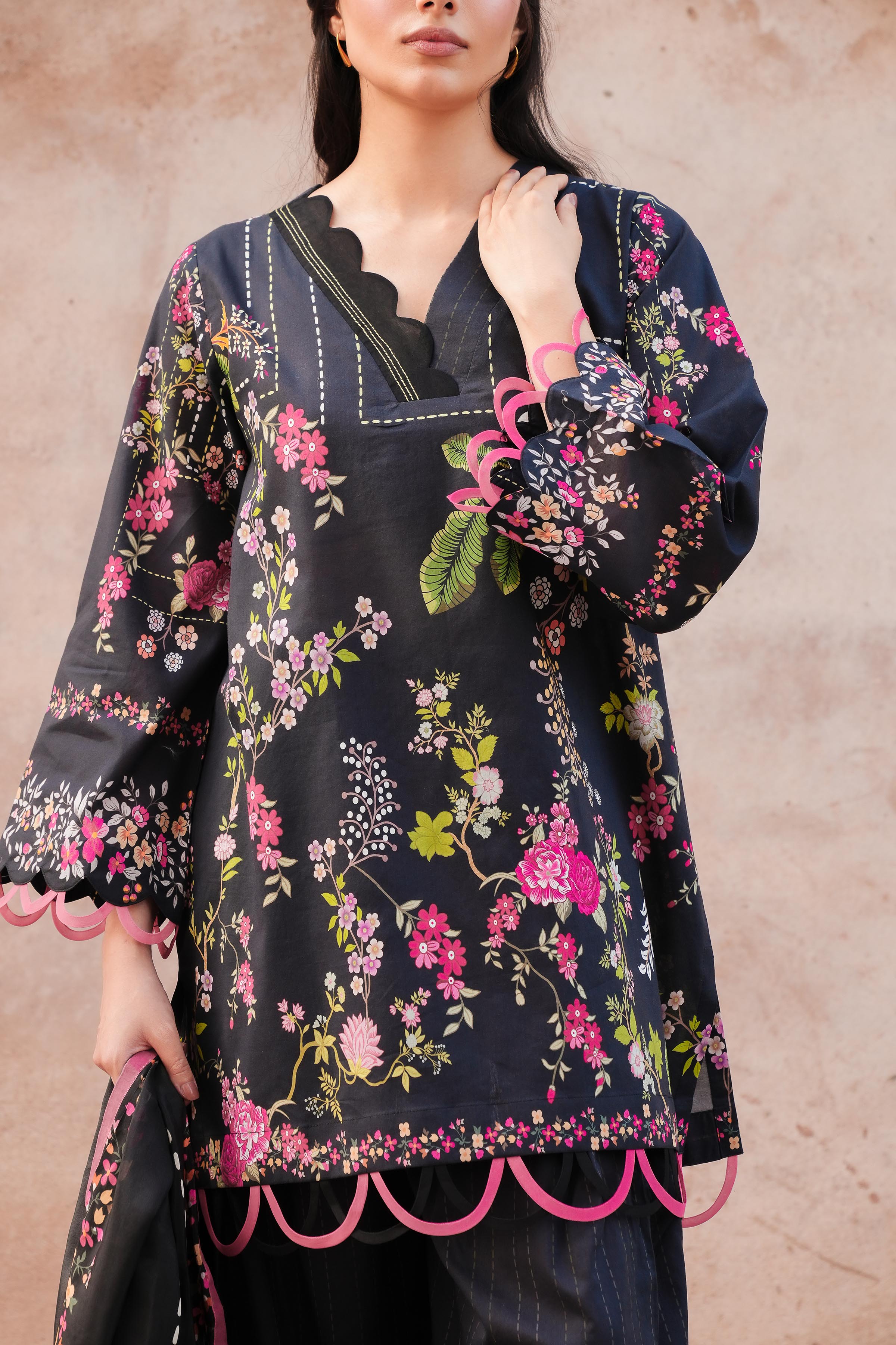 https://cdn.shopify.com/s/files/1/0663/9616/0233/files/BlacksPARKLE_7_1cc74e54-ce4f-495d-b09e-2c8cba43789f.jpg?v=1756053633