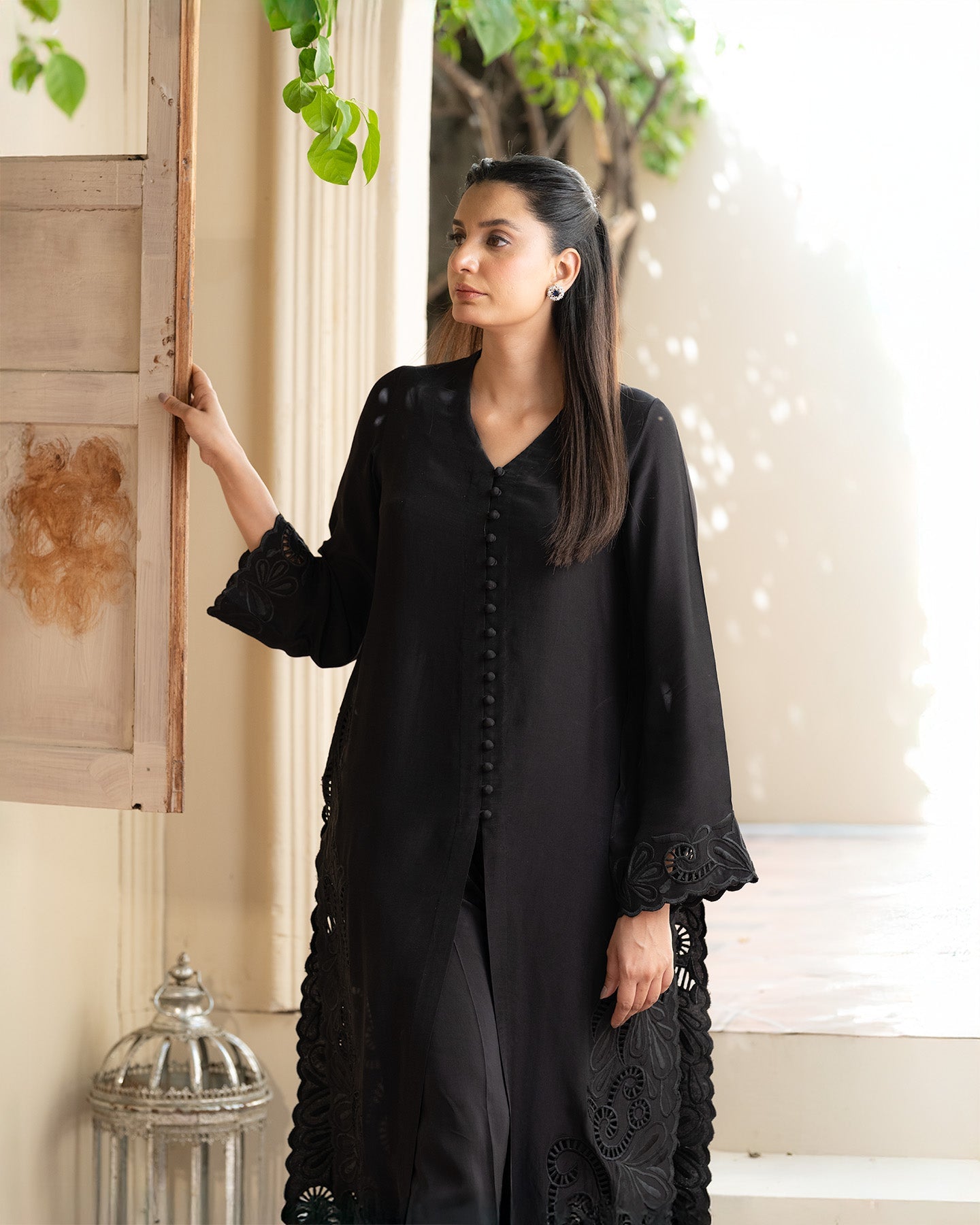Outfit Name: Siyah Shab
Collection: Nazm
Code: CBR 103