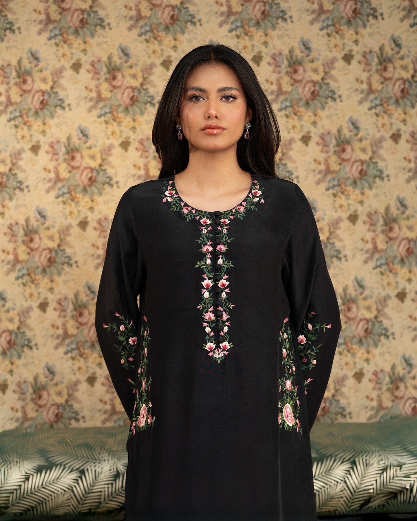 Outfit Name: Siyah Gul
Collection: Nazm
Code: CBR 102