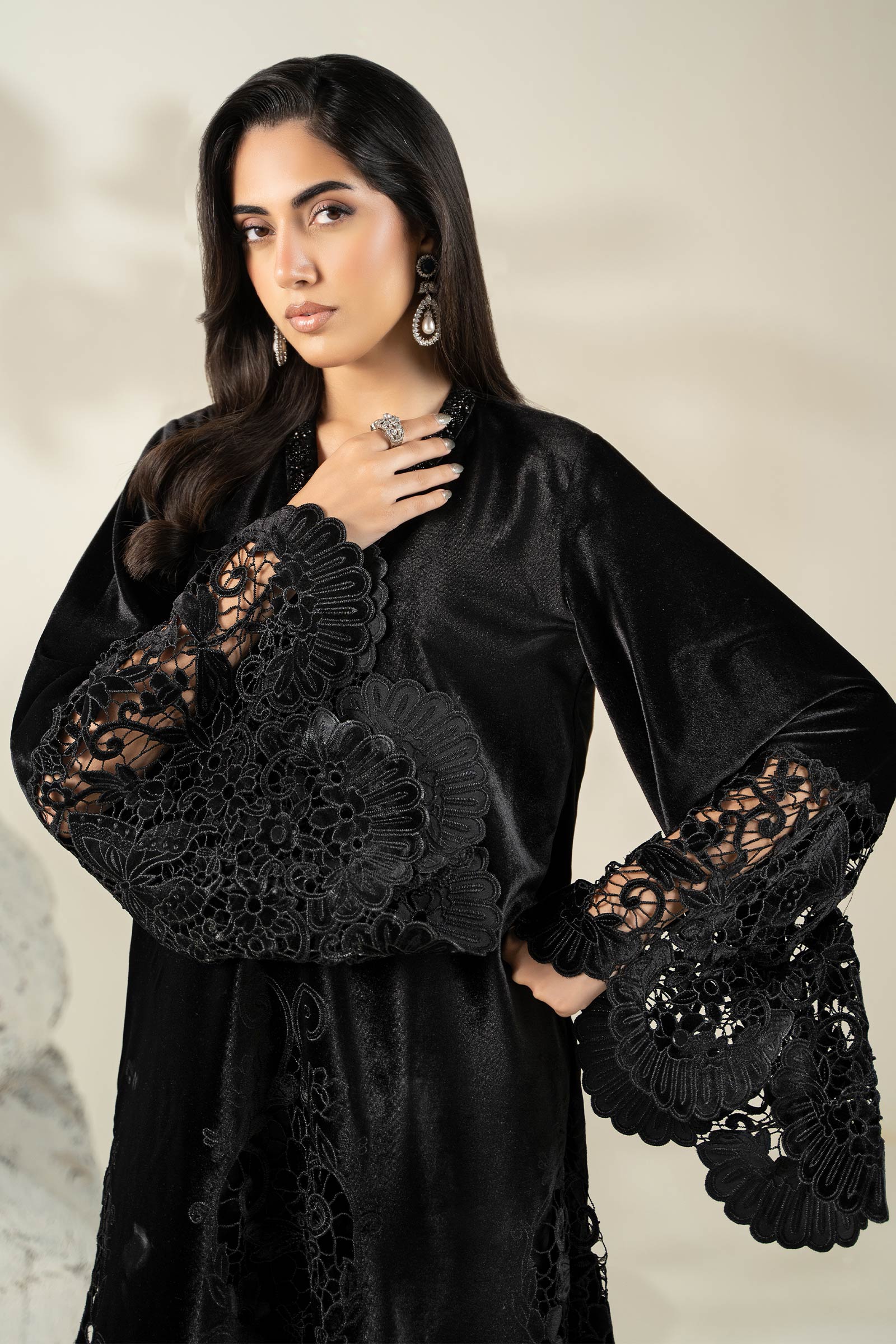 https://cdn.shopify.com/s/files/1/0620/8788/9062/files/CH2503Black_S_Closeup_E.jpg?v=1758957796