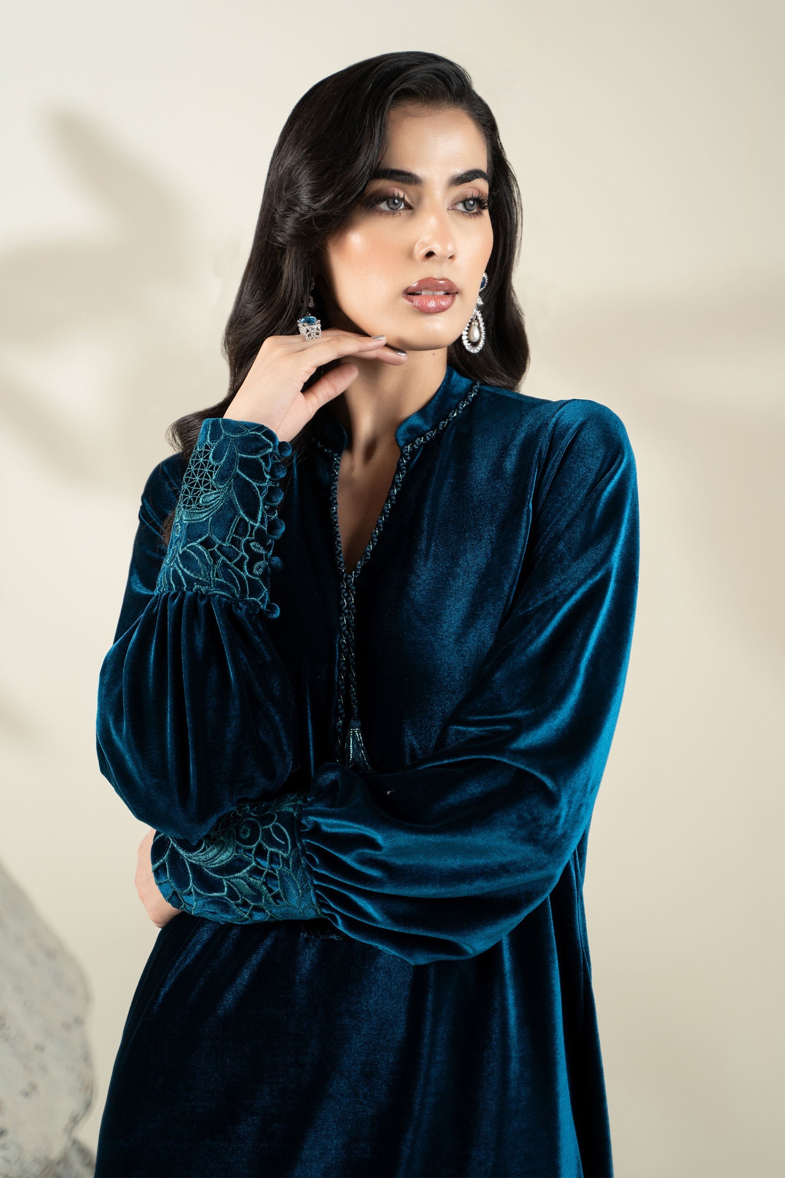 https://cdn.shopify.com/s/files/1/0620/8788/9062/files/CH2506Teal_S_Closeup_E.jpg?v=1758957967