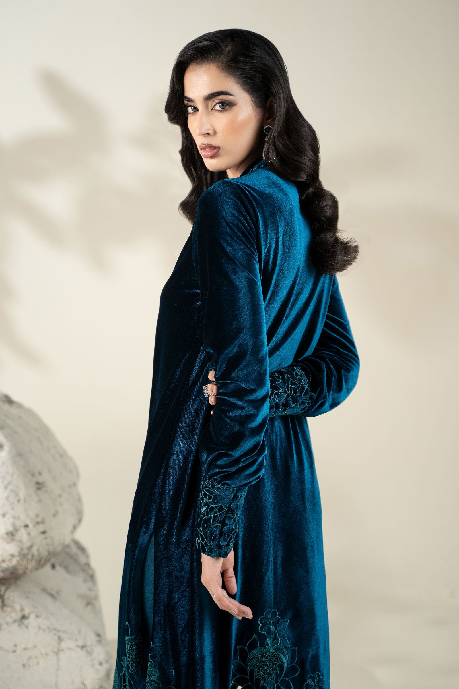 https://cdn.shopify.com/s/files/1/0620/8788/9062/files/CH2506Teal_S_Closeup_F.jpg?v=1758957967