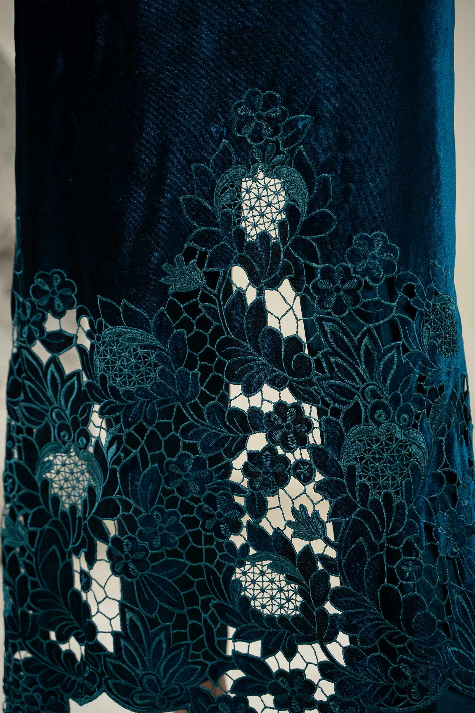 https://cdn.shopify.com/s/files/1/0620/8788/9062/files/CH2506Teal_S_Closeup_G.jpg?v=1758957967