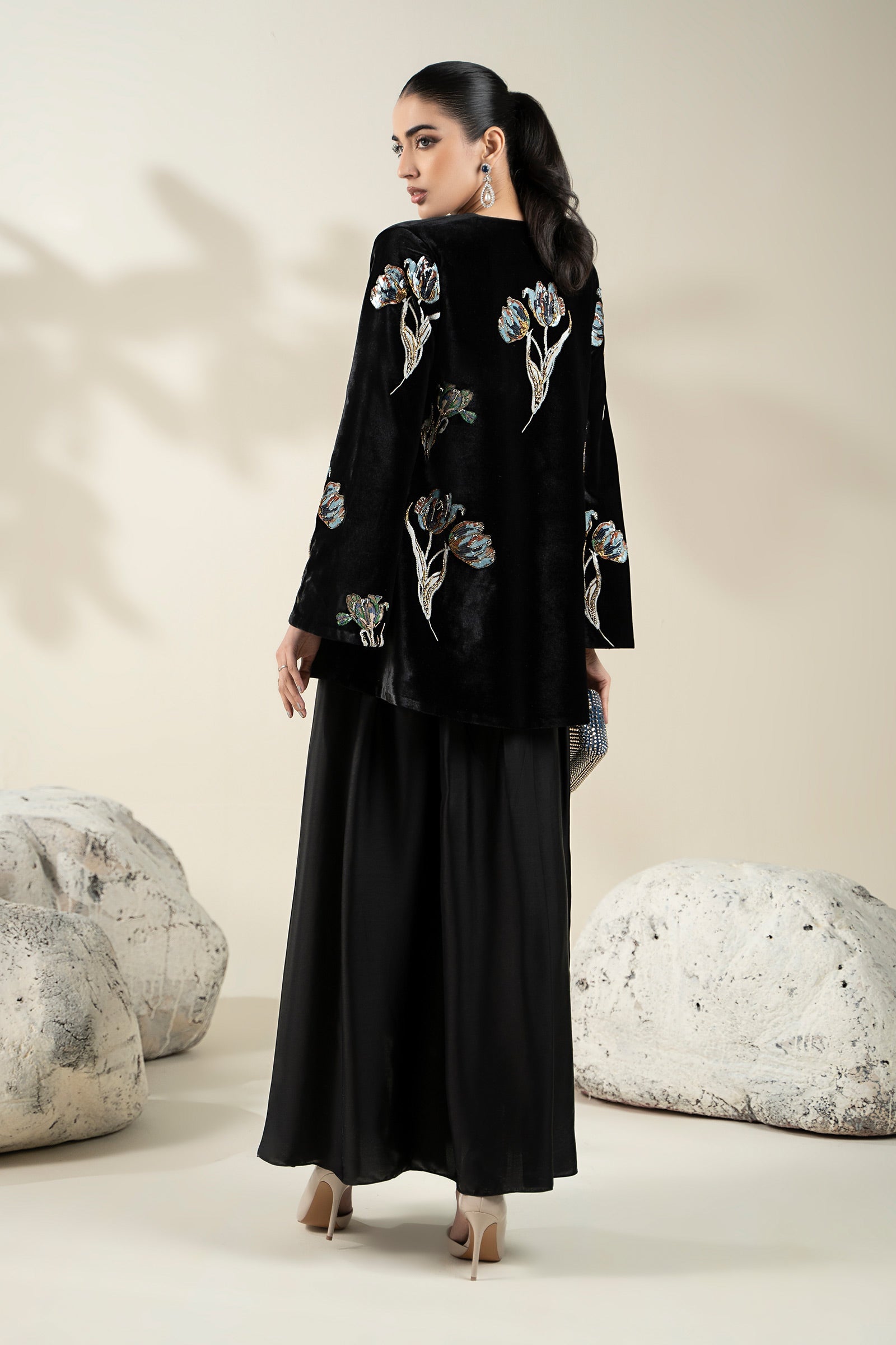 https://cdn.shopify.com/s/files/1/0620/8788/9062/files/CH2507Black_S_Back_D.jpg?v=1765788436