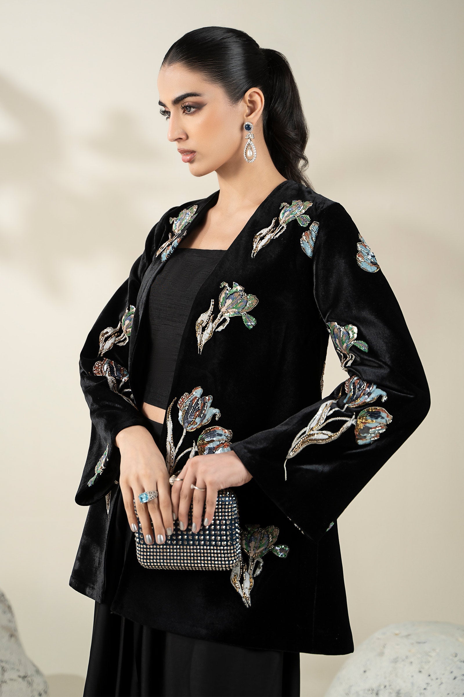 https://cdn.shopify.com/s/files/1/0620/8788/9062/files/CH2507Black_S_Closeup_E.jpg?v=1765788436
