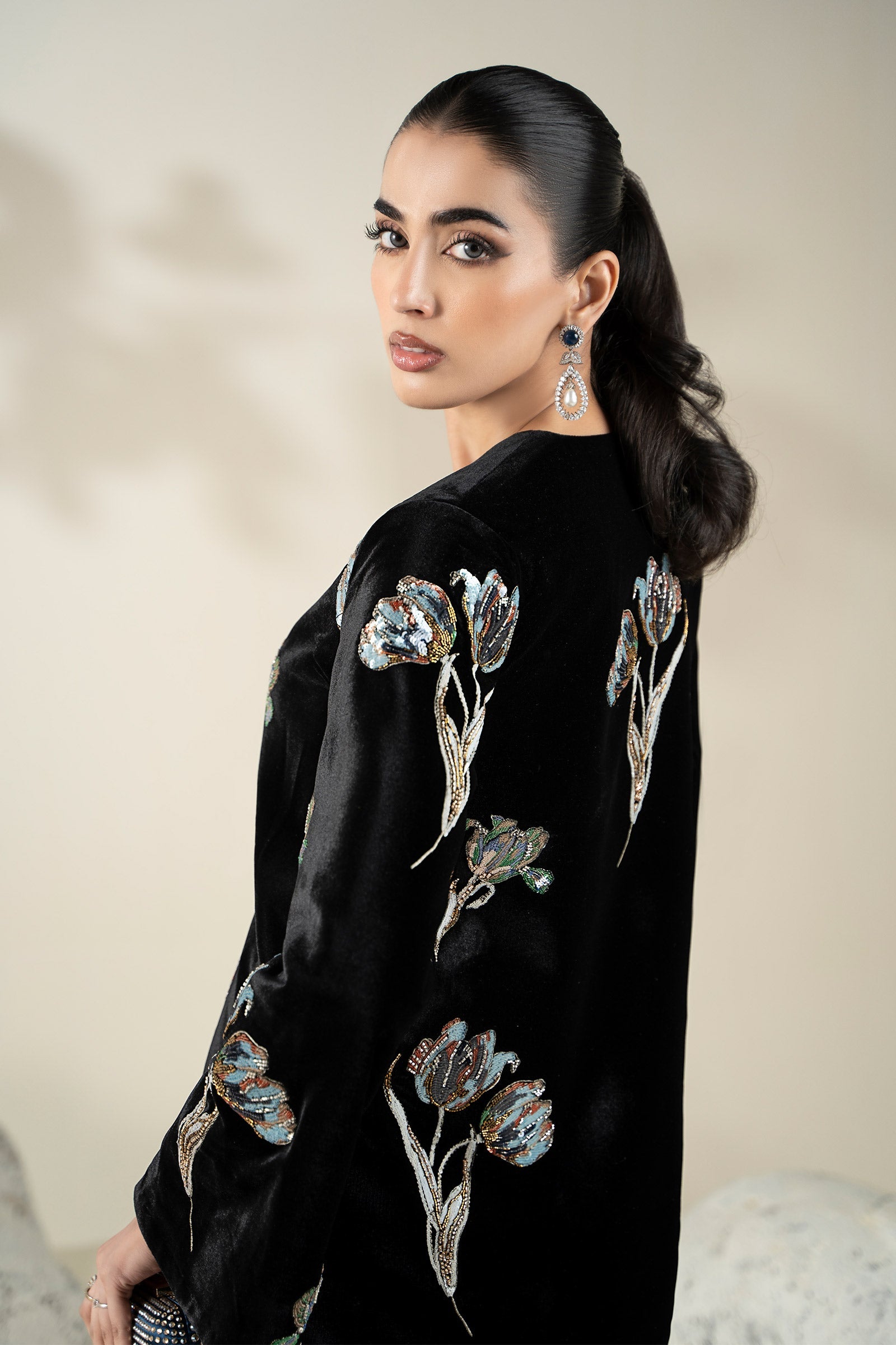 https://cdn.shopify.com/s/files/1/0620/8788/9062/files/CH2507Black_S_Closeup_F.jpg?v=1765788436