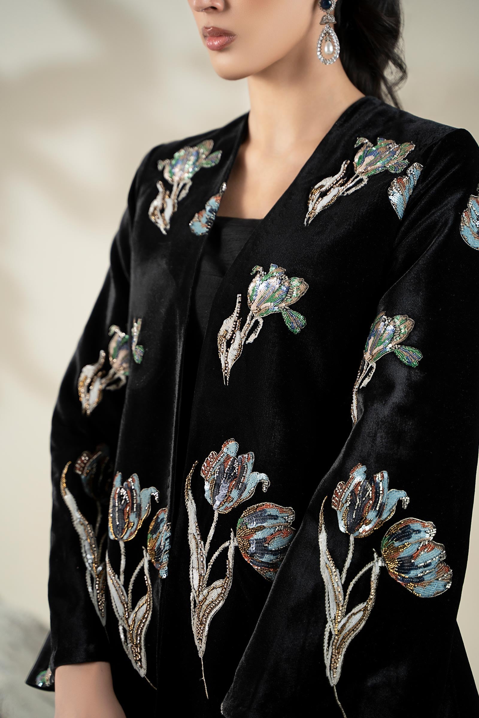 https://cdn.shopify.com/s/files/1/0620/8788/9062/files/CH2507Black_S_Closeup_G.jpg?v=1765788436
