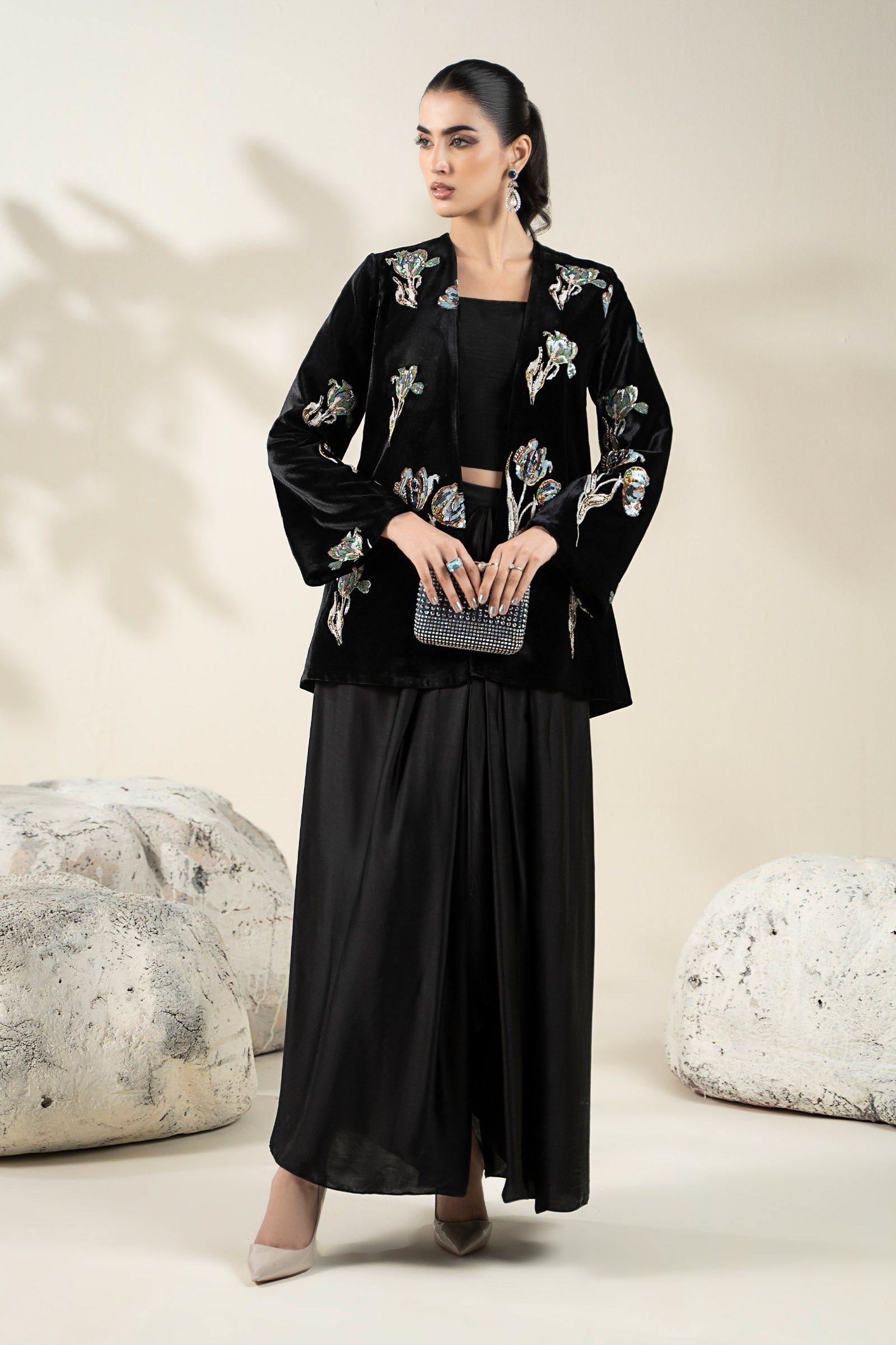 https://cdn.shopify.com/s/files/1/0620/8788/9062/files/CH2507Black_S_Front_A.jpg?v=1765788436