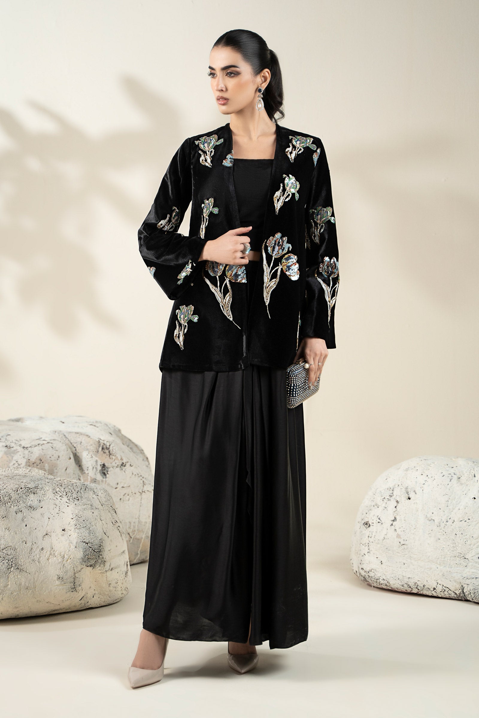 https://cdn.shopify.com/s/files/1/0620/8788/9062/files/CH2507Black_S_Front_B.jpg?v=1765788436