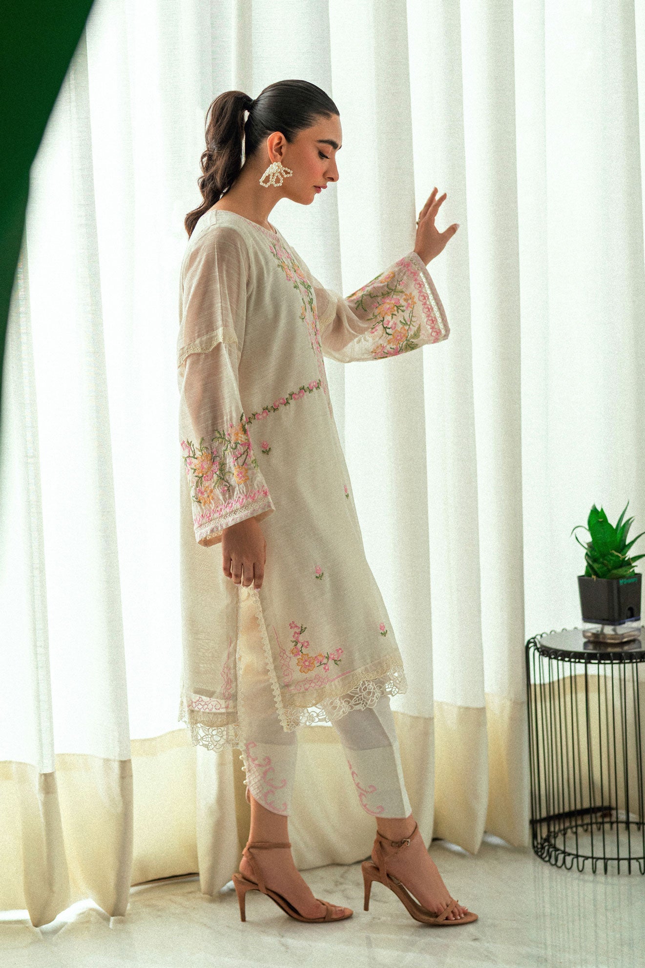 SS25DA-2732 OFF-WHITE 2PCS EMBROIDERED KURTA WITH TROUSER