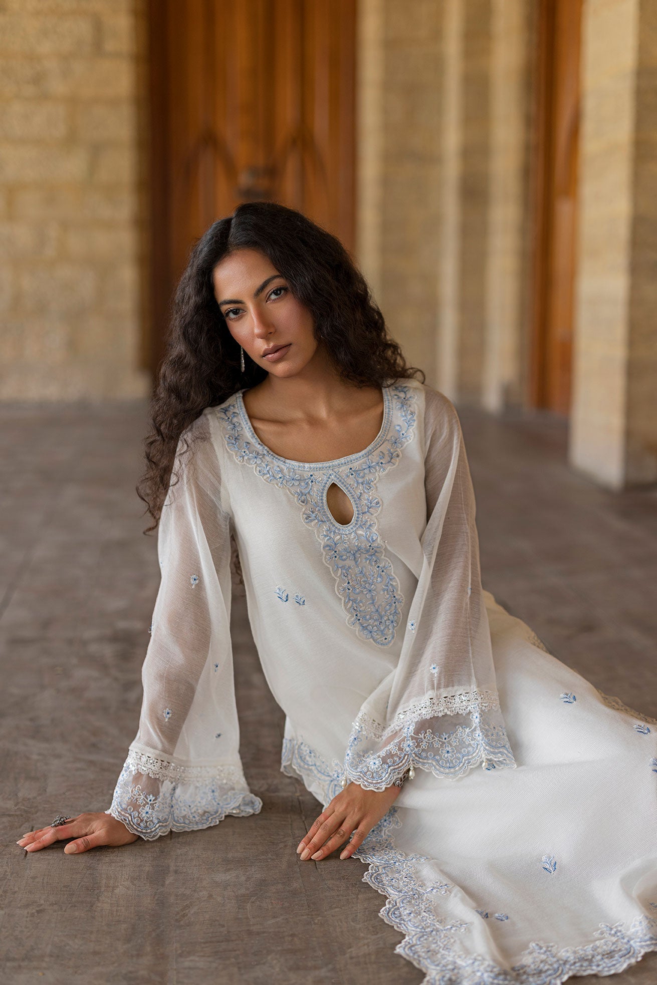 SS26DA-2924 WHITE 2PCS EMBROIDERED KURTA WITH TROUSER
