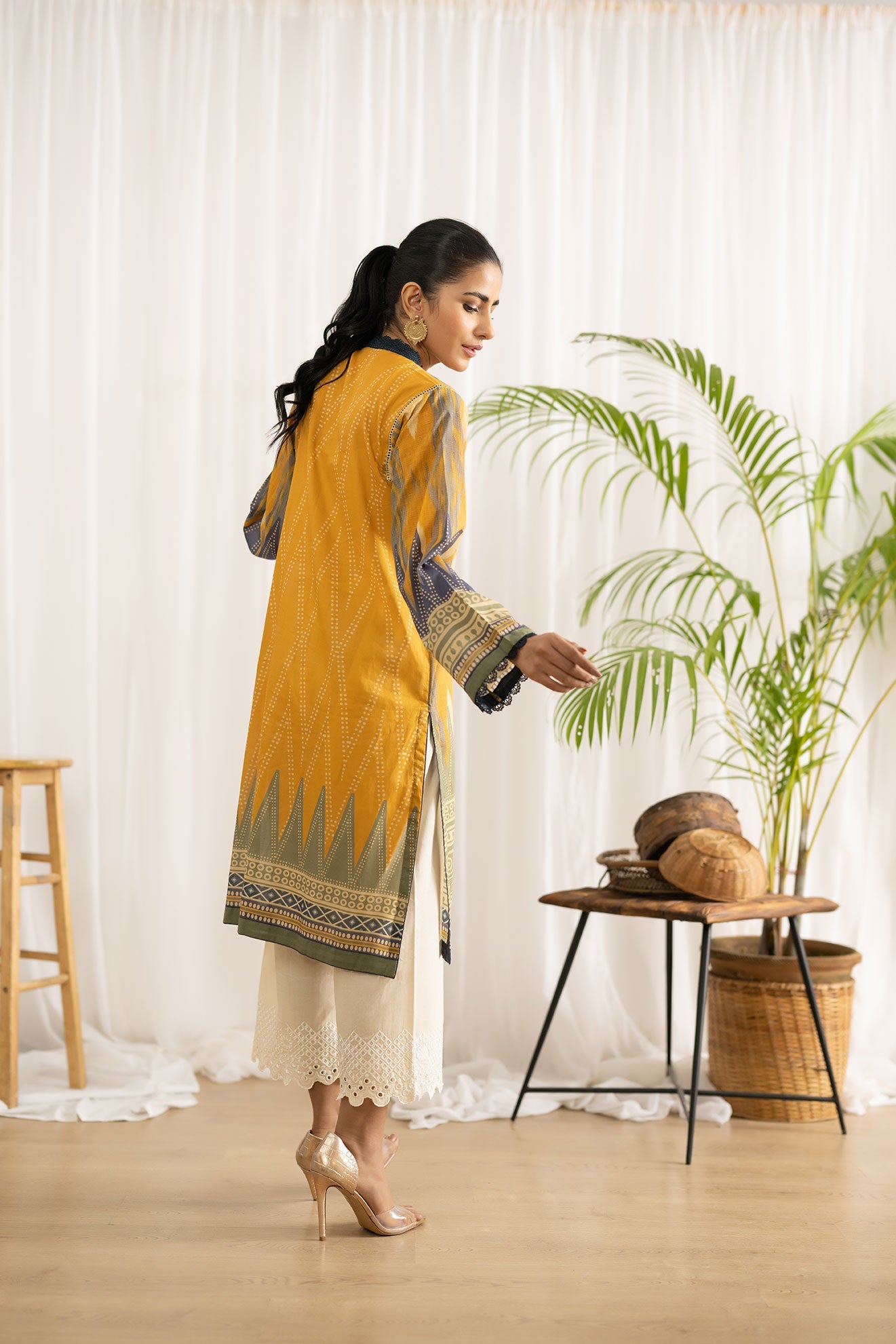 https://cdn.shopify.com/s/files/1/0587/3080/7460/products/DC-0434_4.jpg?v=1736415326