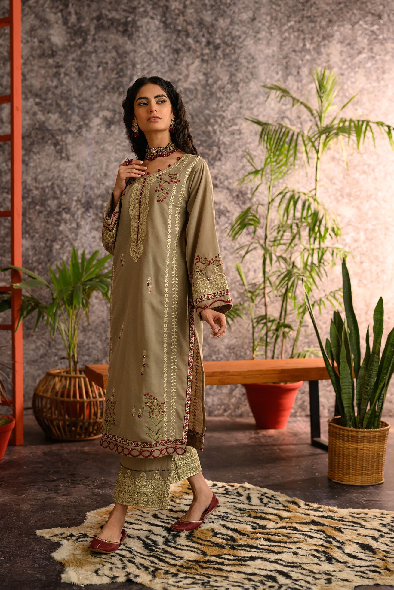 https://cdn.shopify.com/s/files/1/0587/3080/7460/products/DC-2107khaddar_3.jpg?v=1736415217