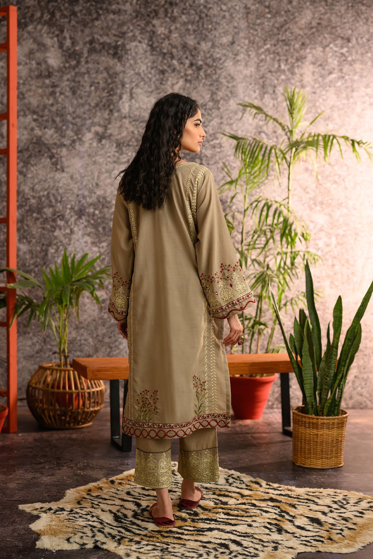 https://cdn.shopify.com/s/files/1/0587/3080/7460/products/DC-2107khaddar_4.jpg?v=1736415217
