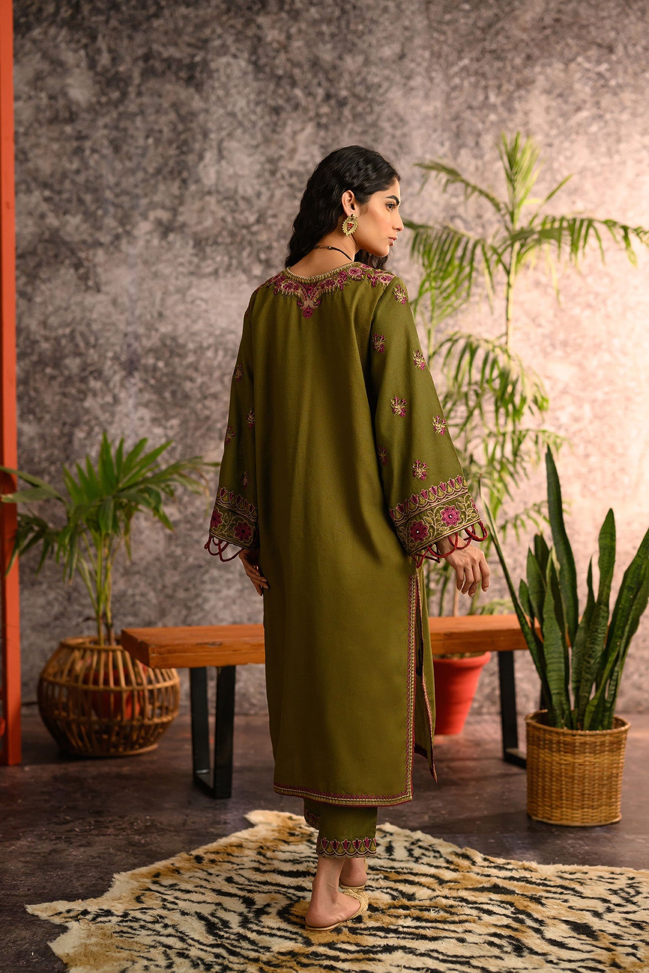 https://cdn.shopify.com/s/files/1/0587/3080/7460/products/DC-2109karandi_2.jpg?v=1736415221