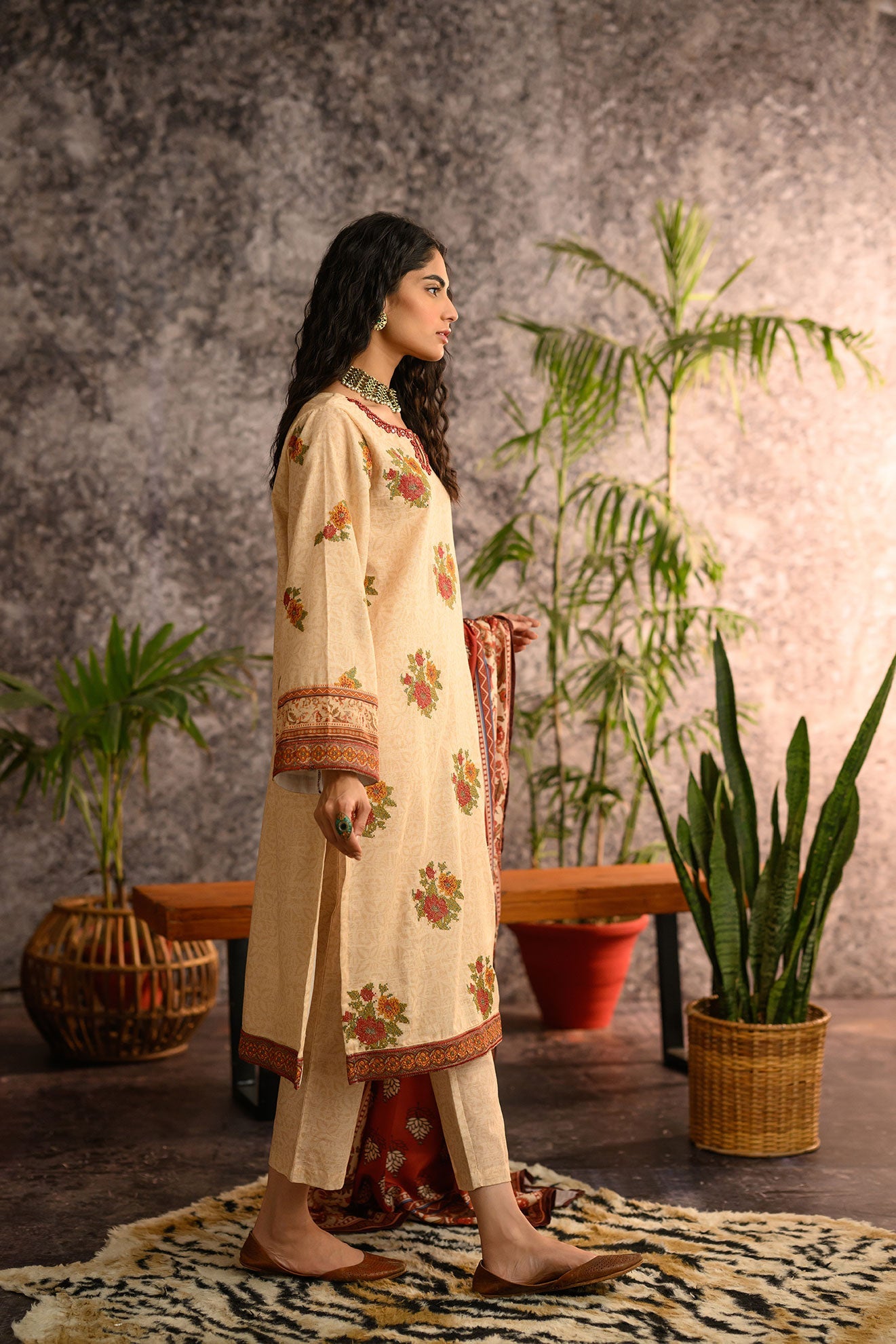 https://cdn.shopify.com/s/files/1/0587/3080/7460/products/DC-2111khaddar_3.jpg?v=1736415229