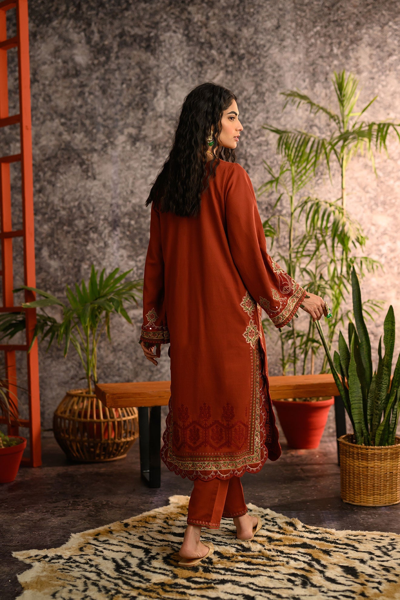 https://cdn.shopify.com/s/files/1/0587/3080/7460/products/DC-2112khaddar_4.jpg?v=1736415216