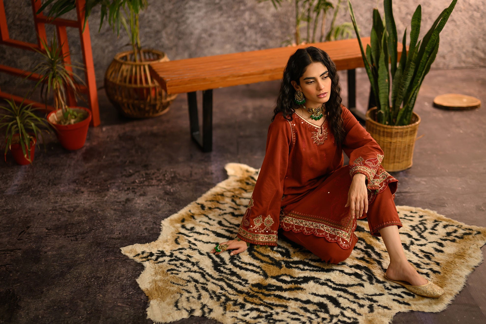 https://cdn.shopify.com/s/files/1/0587/3080/7460/products/DC-2112khaddar_7.jpg?v=1736415216