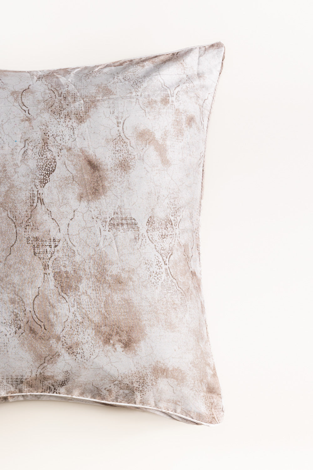https://cdn.shopify.com/s/files/1/0706/3253/8159/files/DGDB-005T-200SquareCushionCushion_2.jpg?v=1771495068