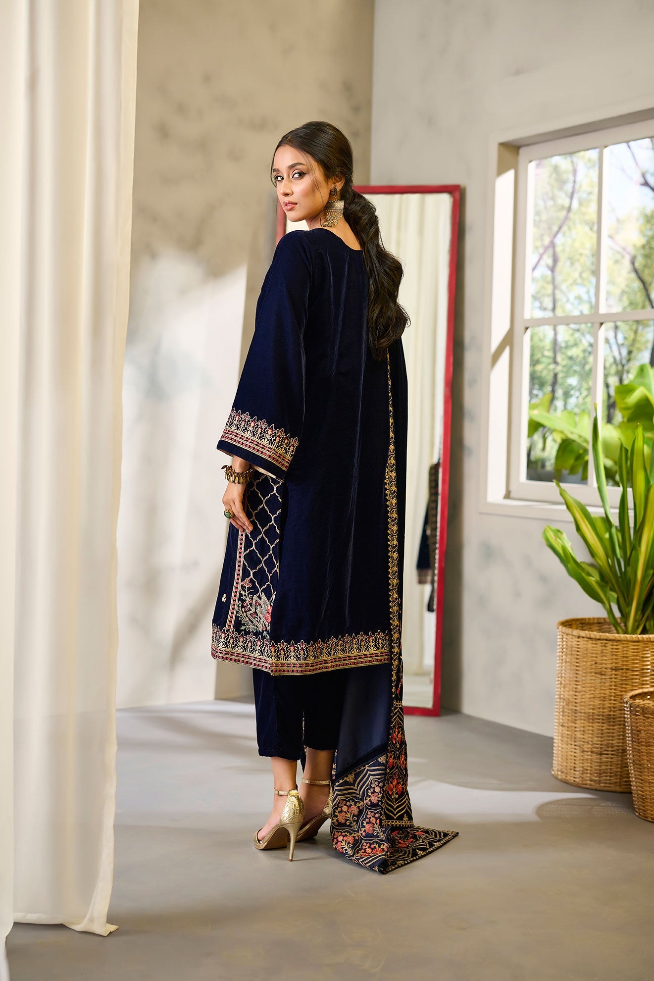 https://cdn.shopify.com/s/files/1/0587/3080/7460/products/DHANAK-VELVET-222302.jpg?v=1736415276