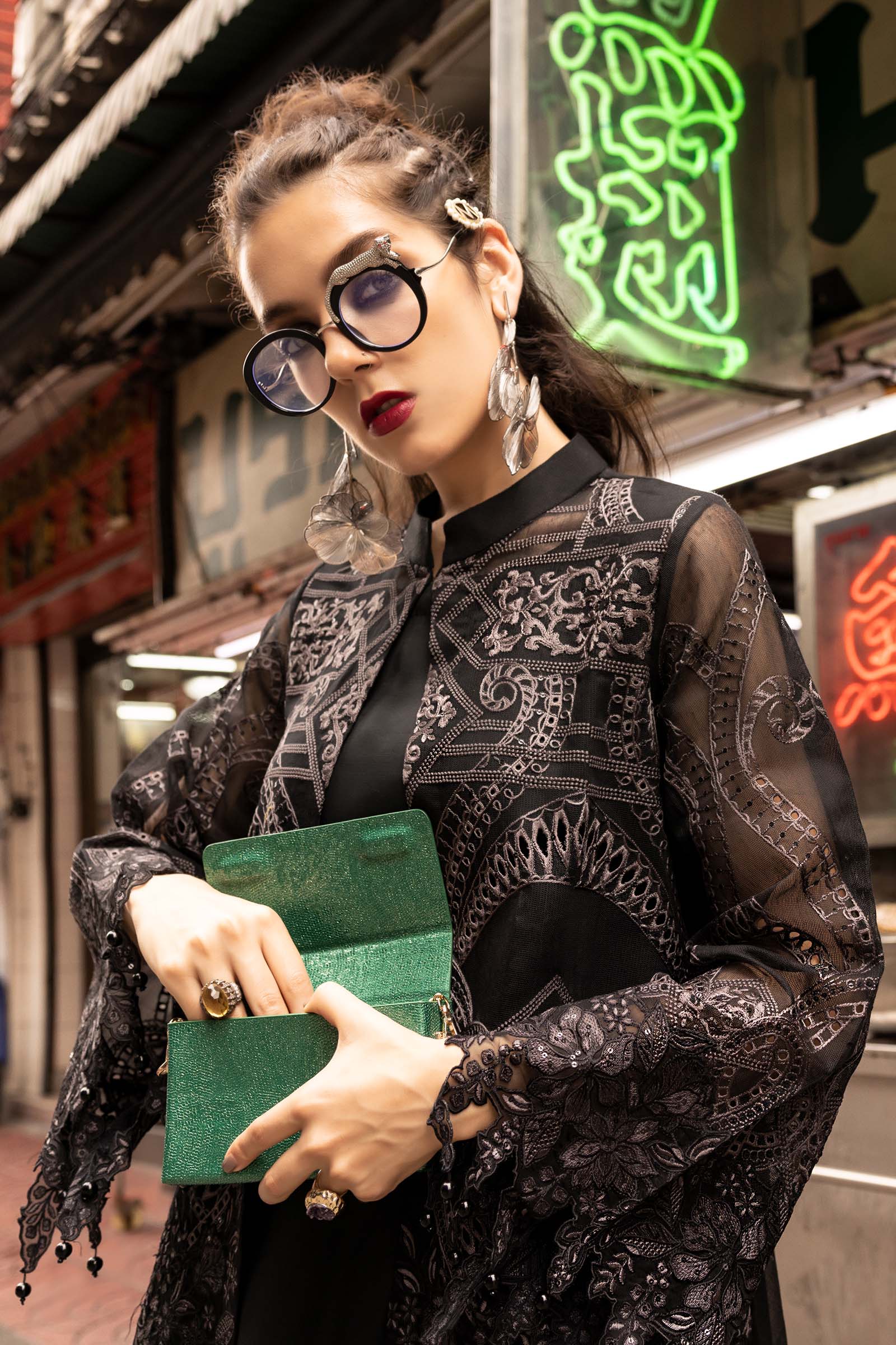 https://cdn.shopify.com/s/files/1/0620/8788/9062/files/DWEA2518BlackCloseup_D.jpg?v=1765797765