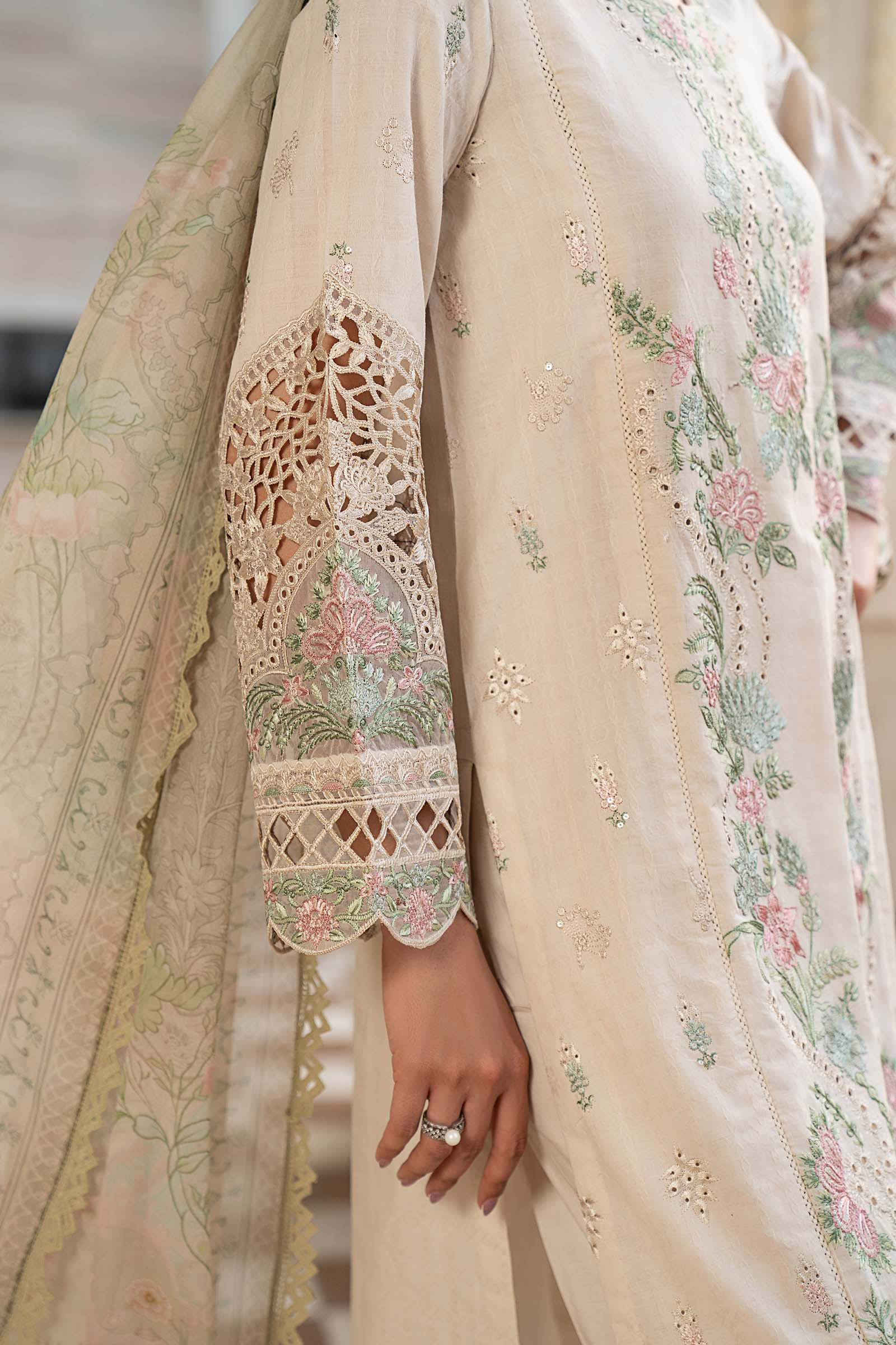 https://cdn.shopify.com/s/files/1/0620/8788/9062/files/DWEA2547R1Closeup_G.jpg?v=1781173781
