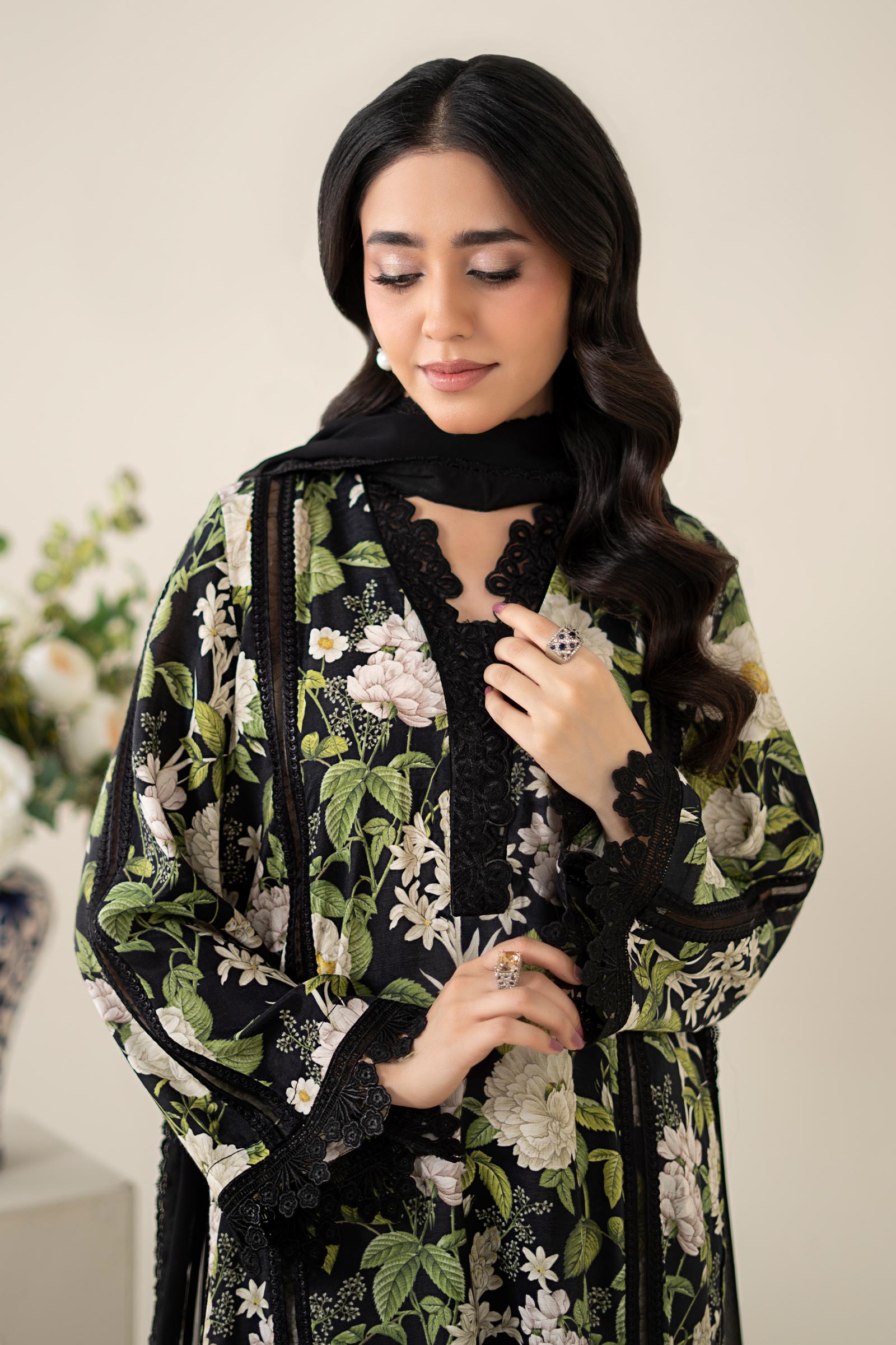 https://cdn.shopify.com/s/files/1/0620/8788/9062/files/DWEA2556R1BlackCloseup_D.jpg?v=1780402933