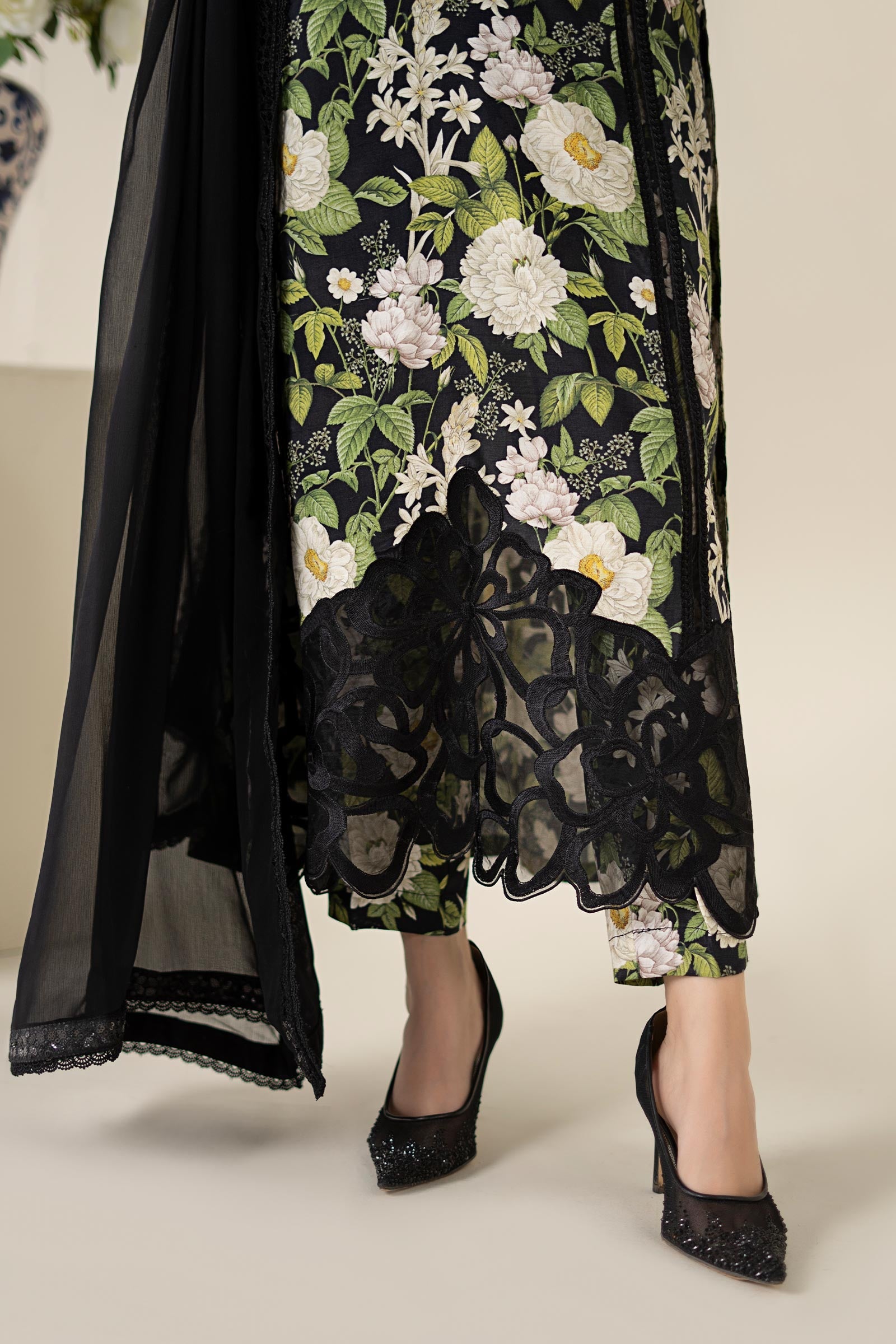 https://cdn.shopify.com/s/files/1/0620/8788/9062/files/DWEA2556R1BlackCloseup_H.jpg?v=1780402932