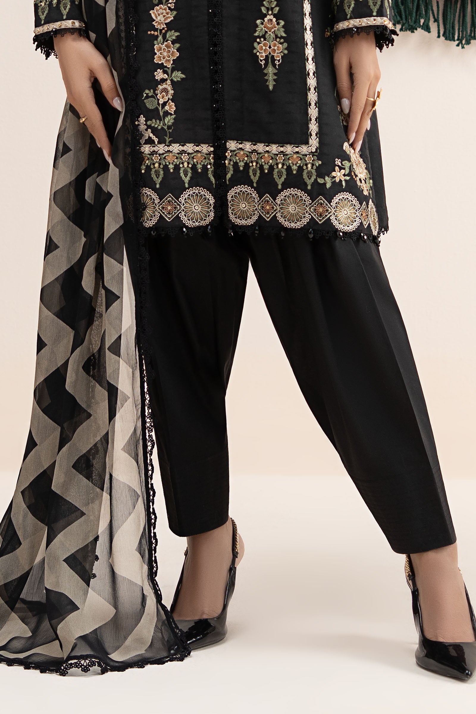 https://cdn.shopify.com/s/files/1/0620/8788/9062/files/DWEA2604BlackCloseup_G.jpg?v=1780660634