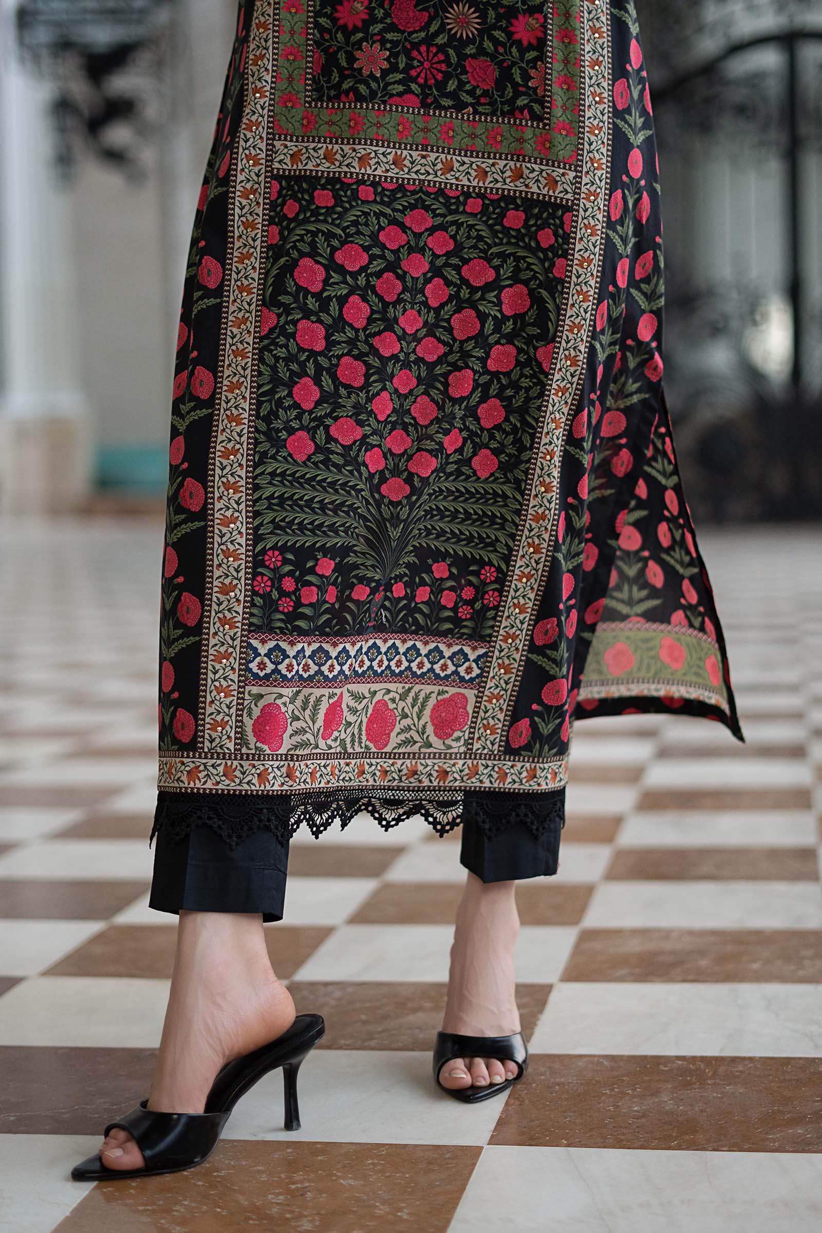 https://cdn.shopify.com/s/files/1/0620/8788/9062/files/DWEA26101BlackCloseup_G.jpg?v=1779189285