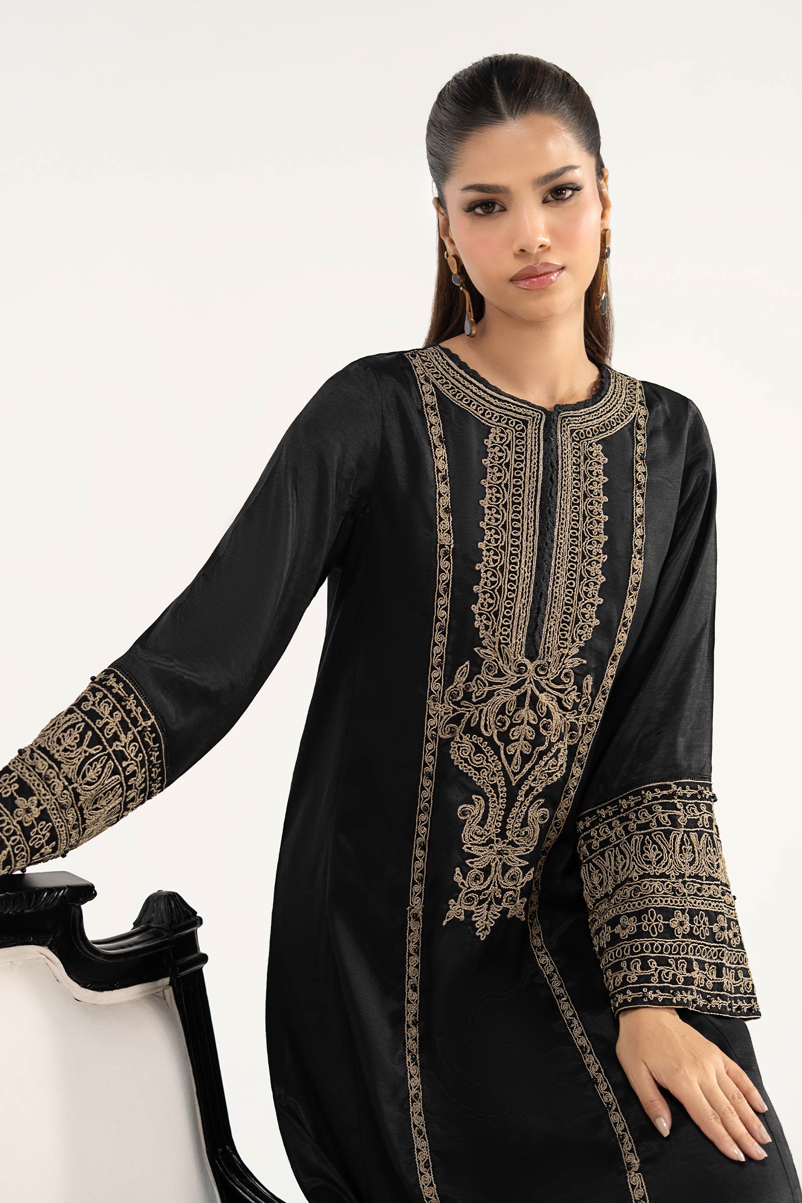 https://cdn.shopify.com/s/files/1/0620/8788/9062/files/DWEA2639BlackCloseup_D.jpg?v=1780660201