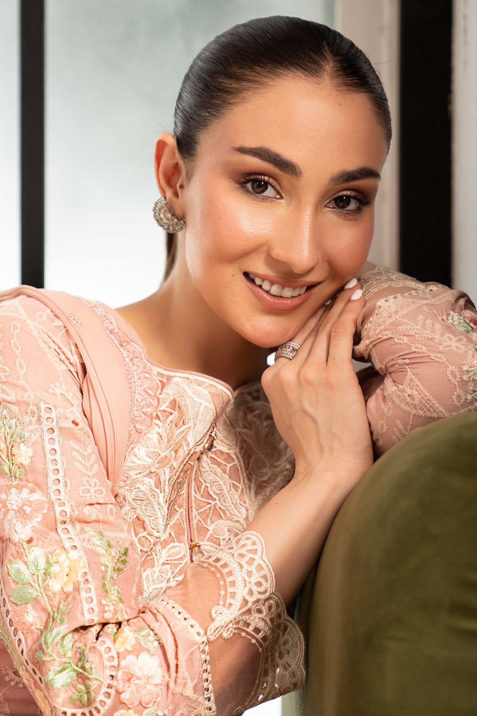 https://cdn.shopify.com/s/files/1/0620/8788/9062/files/DWEA2680PinkCloseup_E.jpg?v=1780660155