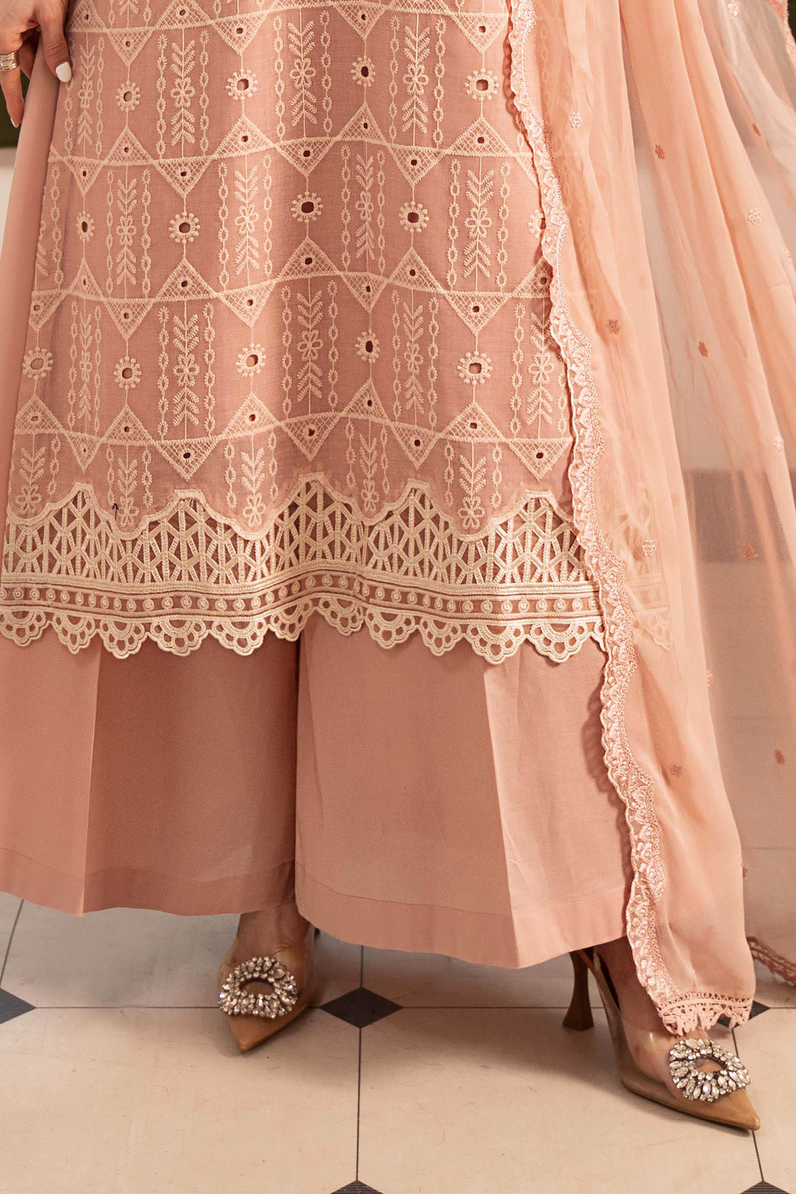 https://cdn.shopify.com/s/files/1/0620/8788/9062/files/DWEA2680PinkCloseup_G.jpg?v=1780660155