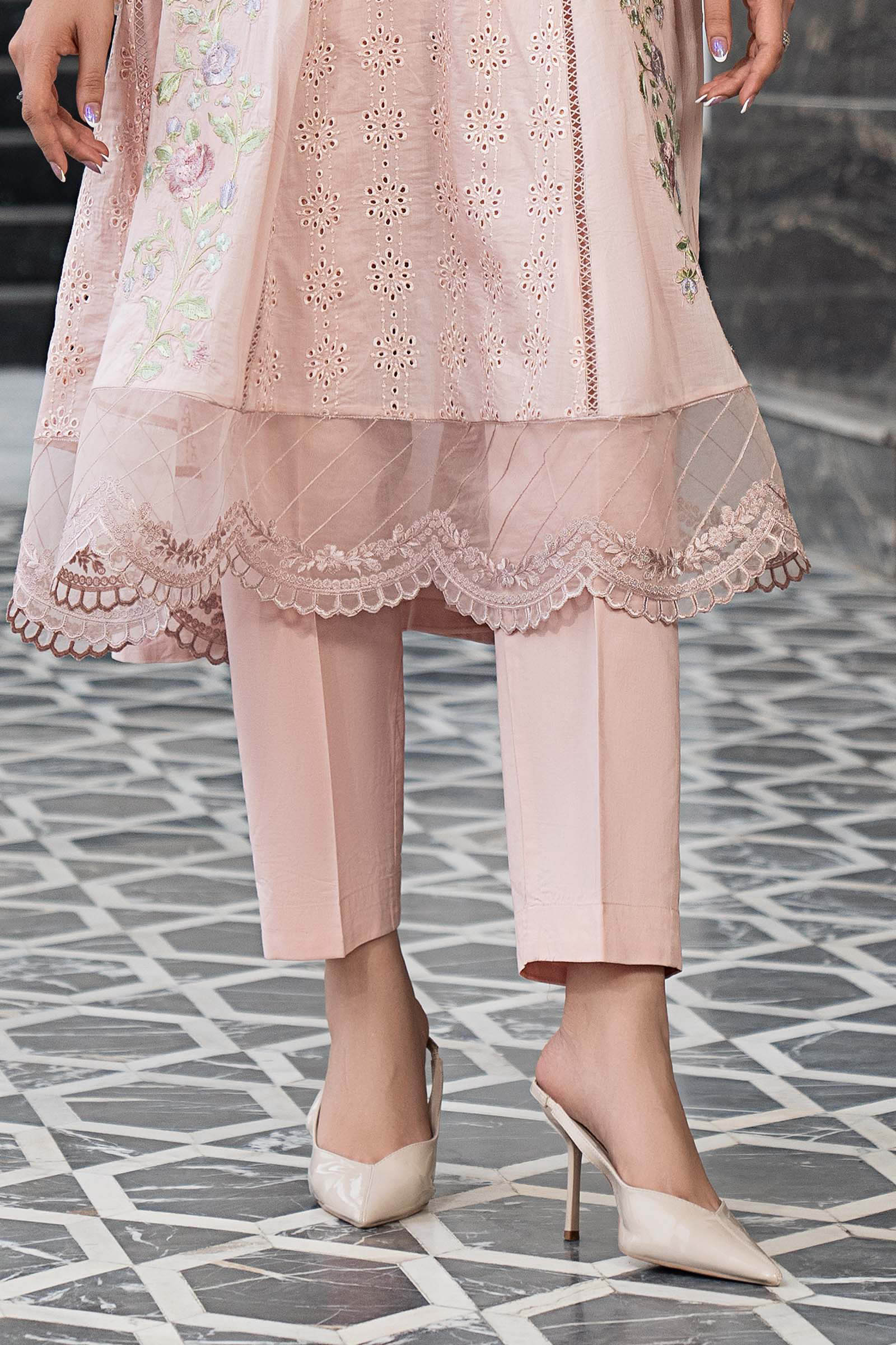 https://cdn.shopify.com/s/files/1/0620/8788/9062/files/DWEF2346R1Closeup_H.jpg?v=1780402848